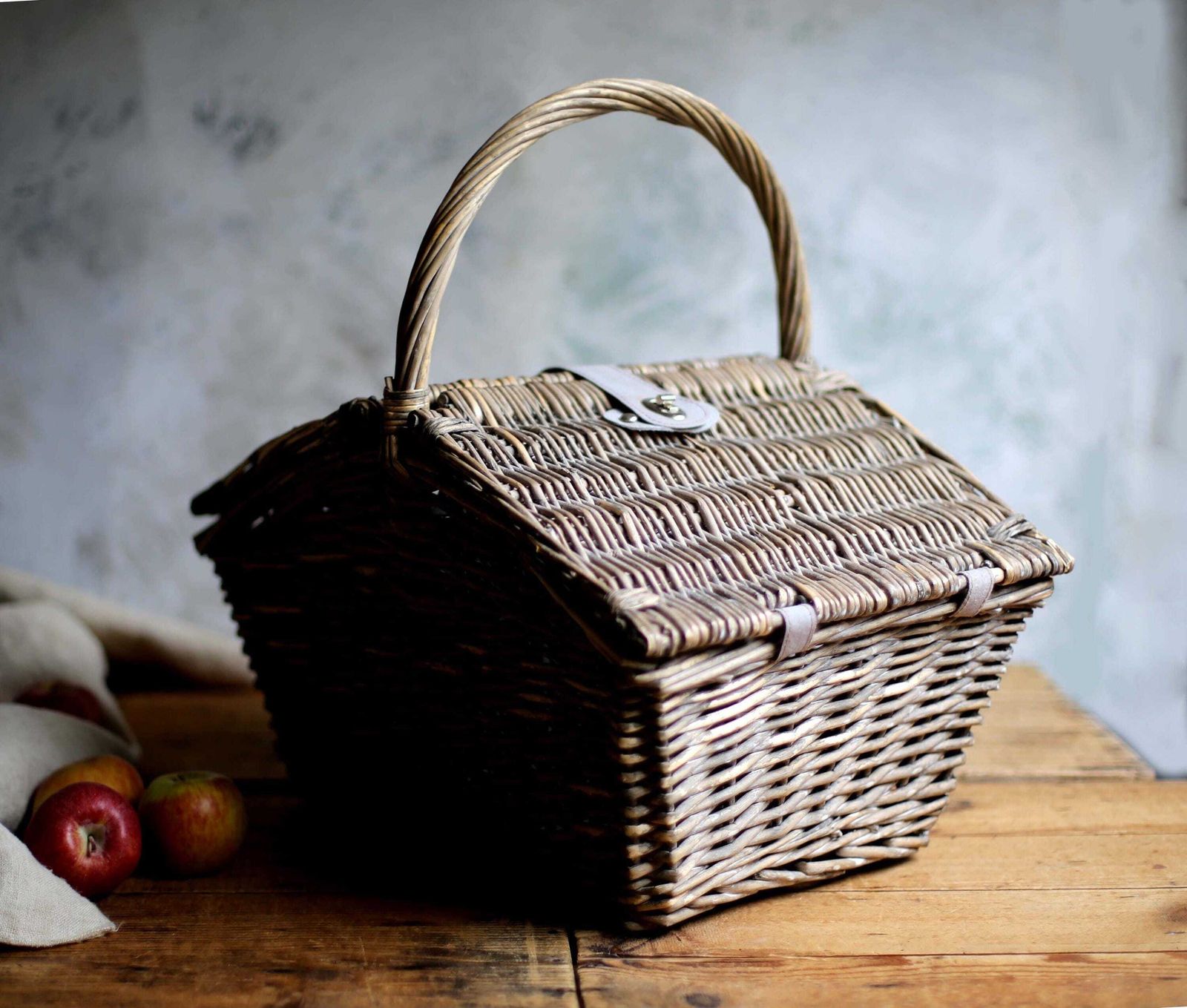 photo furniture Vintage Wicker Picnic Basket Food Hamper With Double Lids