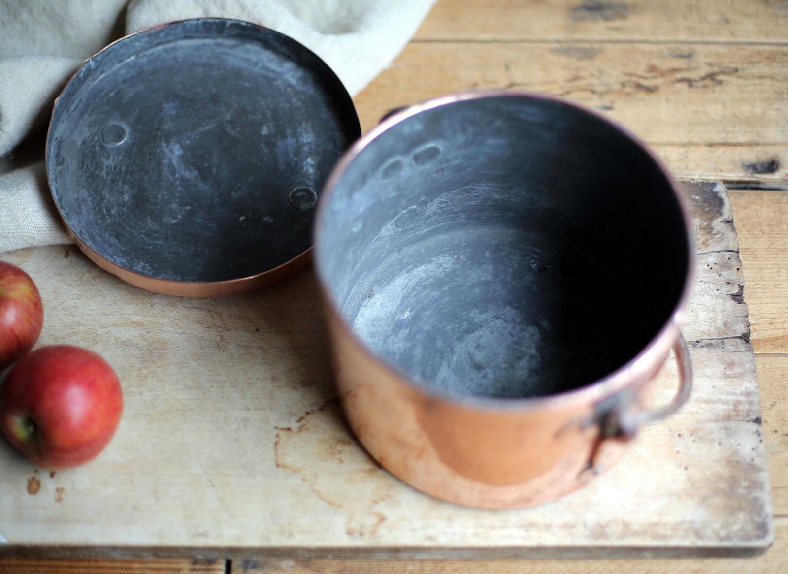 photo furniture Antique French Stew Pan Copper Stock Pot Professional Quality Dutch Oven Daubiere