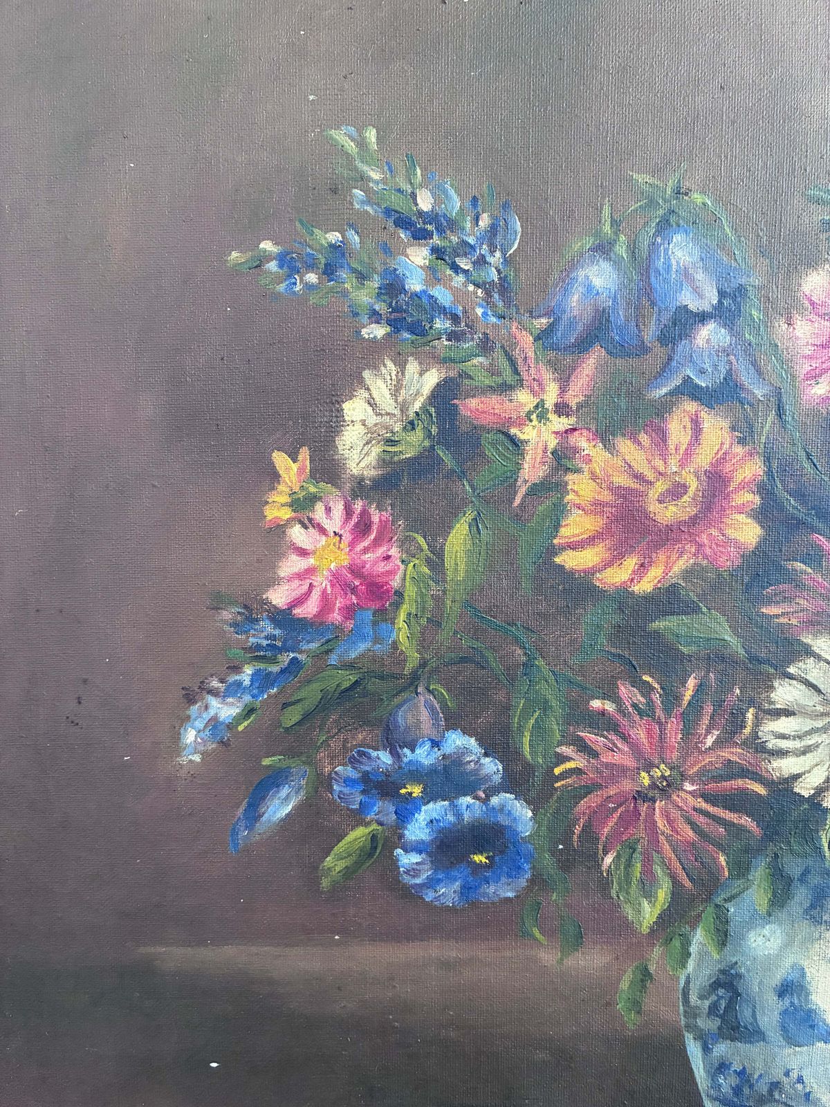 575.0 Vintage bloemen olieverfchilderij met blauw-wit vaasje photo