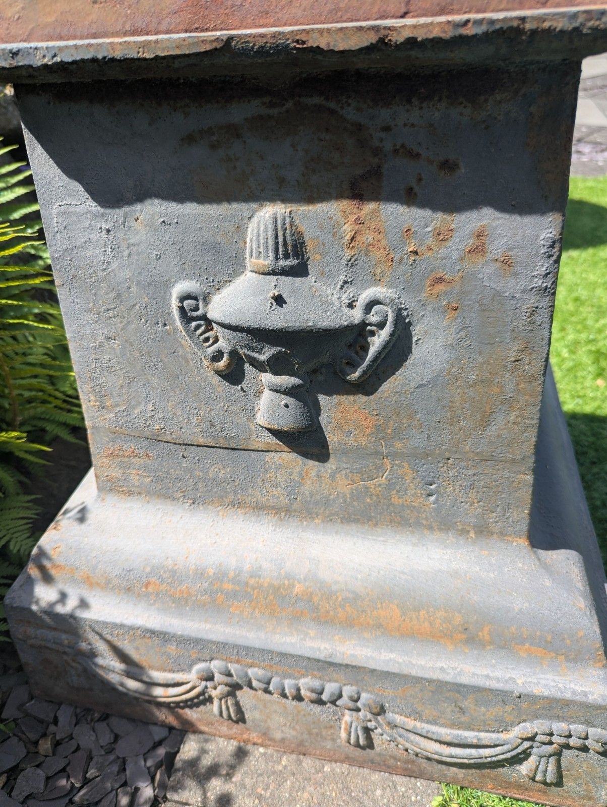 photo vinterior Grandes urnes Campana de style XIXe siècle en fonte avec socles, livraison disponible, réf. 0338.