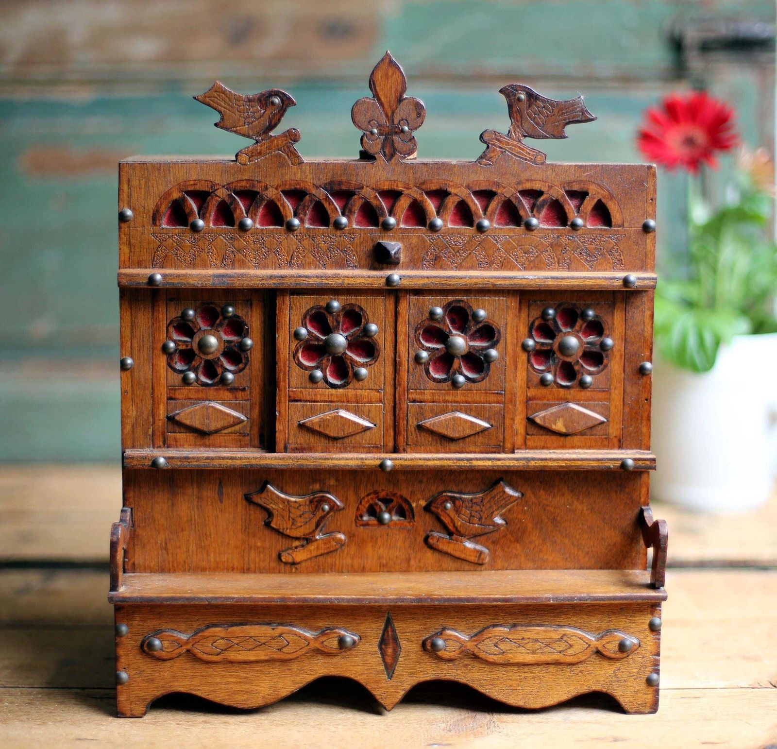 photo vinterior Antique Miniature Breton Bed Box Folk Art Small Carved Tramp Art Lit Clos