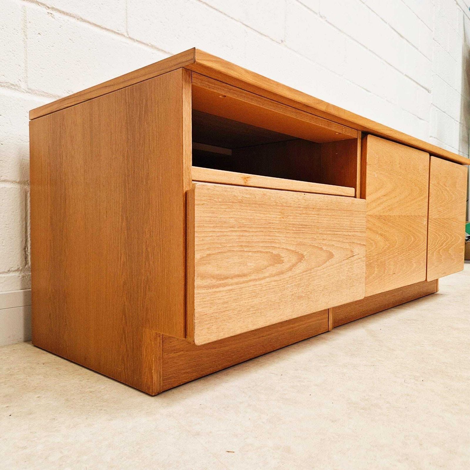 Beaver & Tapley Model 33 Vintage Mid Century Blond Teak Sideboard Entertainment Unit Pg204 photo furniture