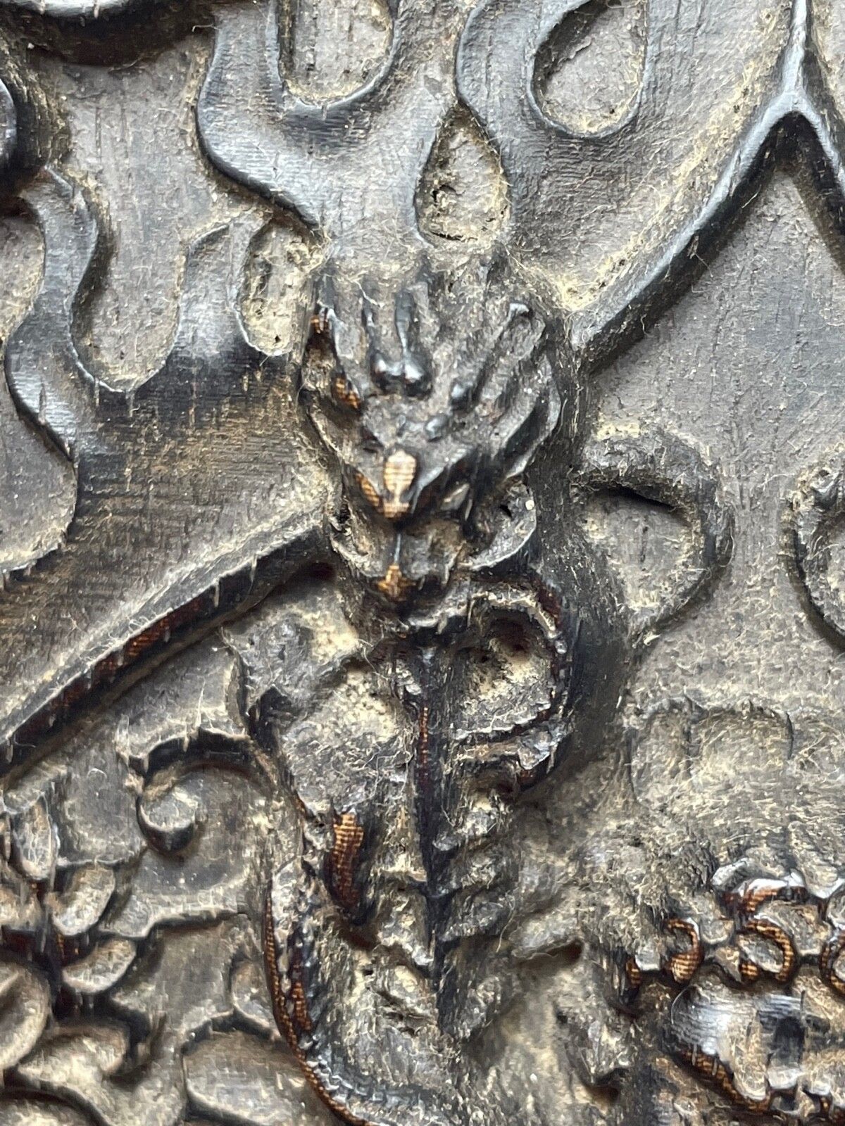 19e-eeuws laat-Qing Chinees boeddhistisch gesneden sculptuur, Wrathful Vajrapāṇi tempelwachter photo vintage
