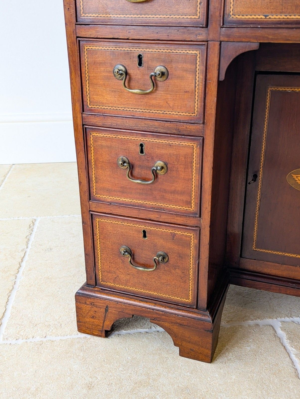 2950.0 Antique Georgian Sheraton Mahogany Kneehole Desk C.1790 photo