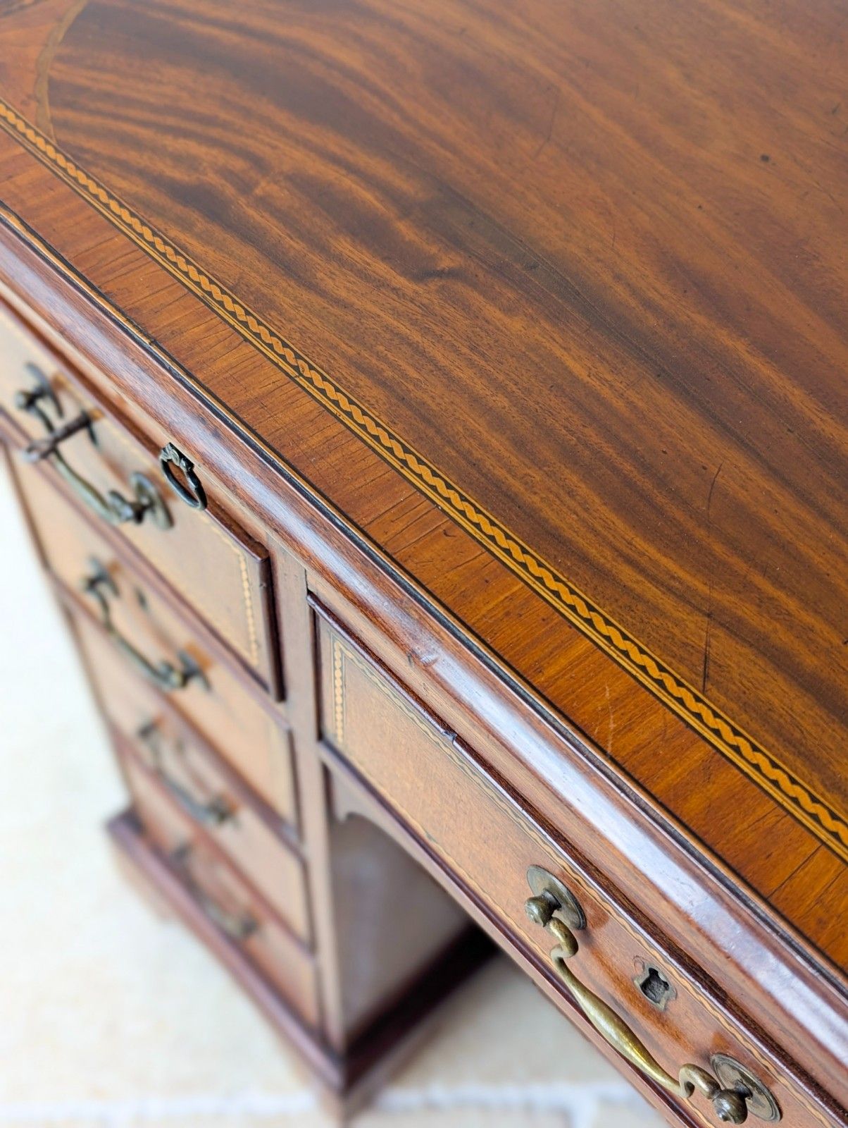 photo vintage Antique Georgian Sheraton Mahogany Kneehole Desk C.1790