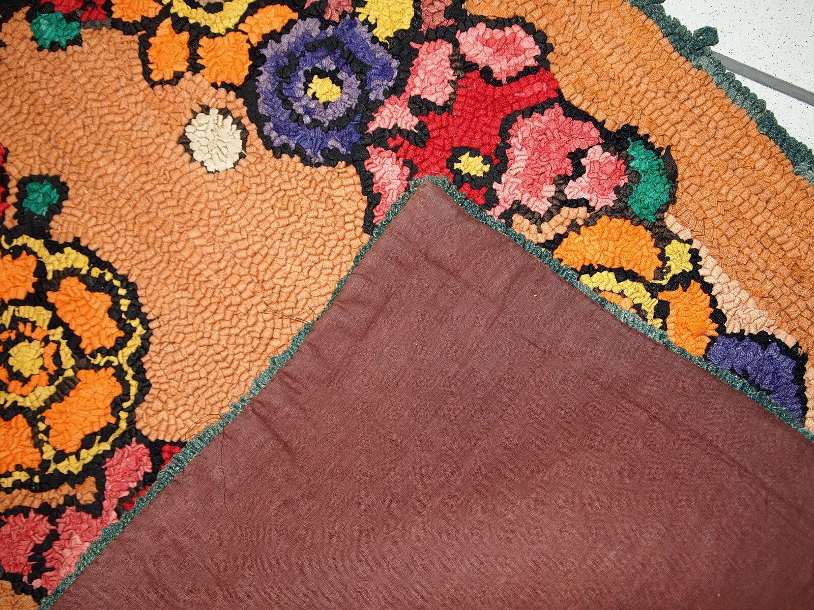 Handgemaakte vintage Amerikaanse gehaakte wollen vloerkleed — 2' × 3' — jaren 1930 photo vintage