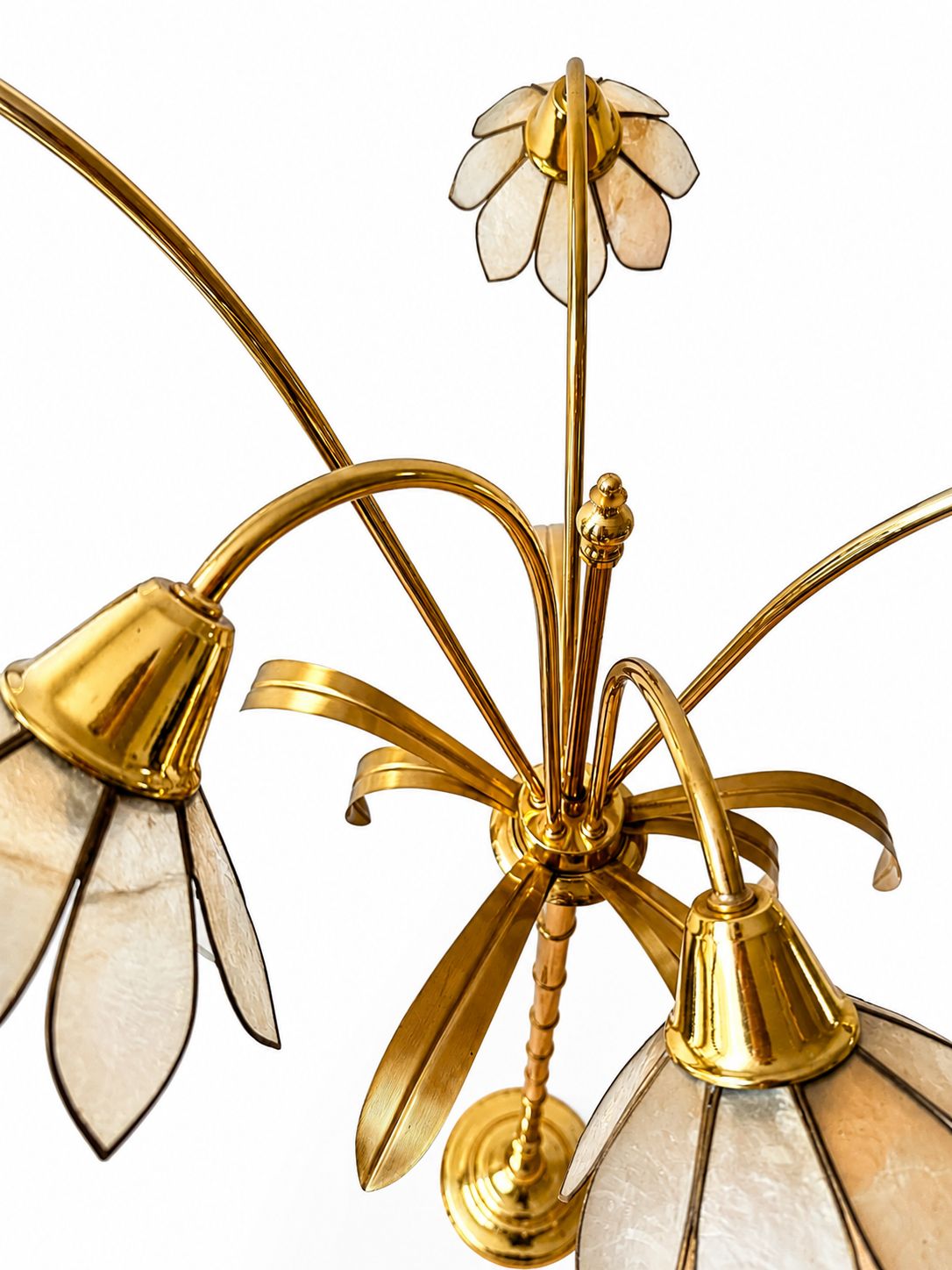 photo furniture Hollywood Regency stijl messing vloerlamp in bamboestijl met bloemvormige schelplampenkappen, jaren 1970