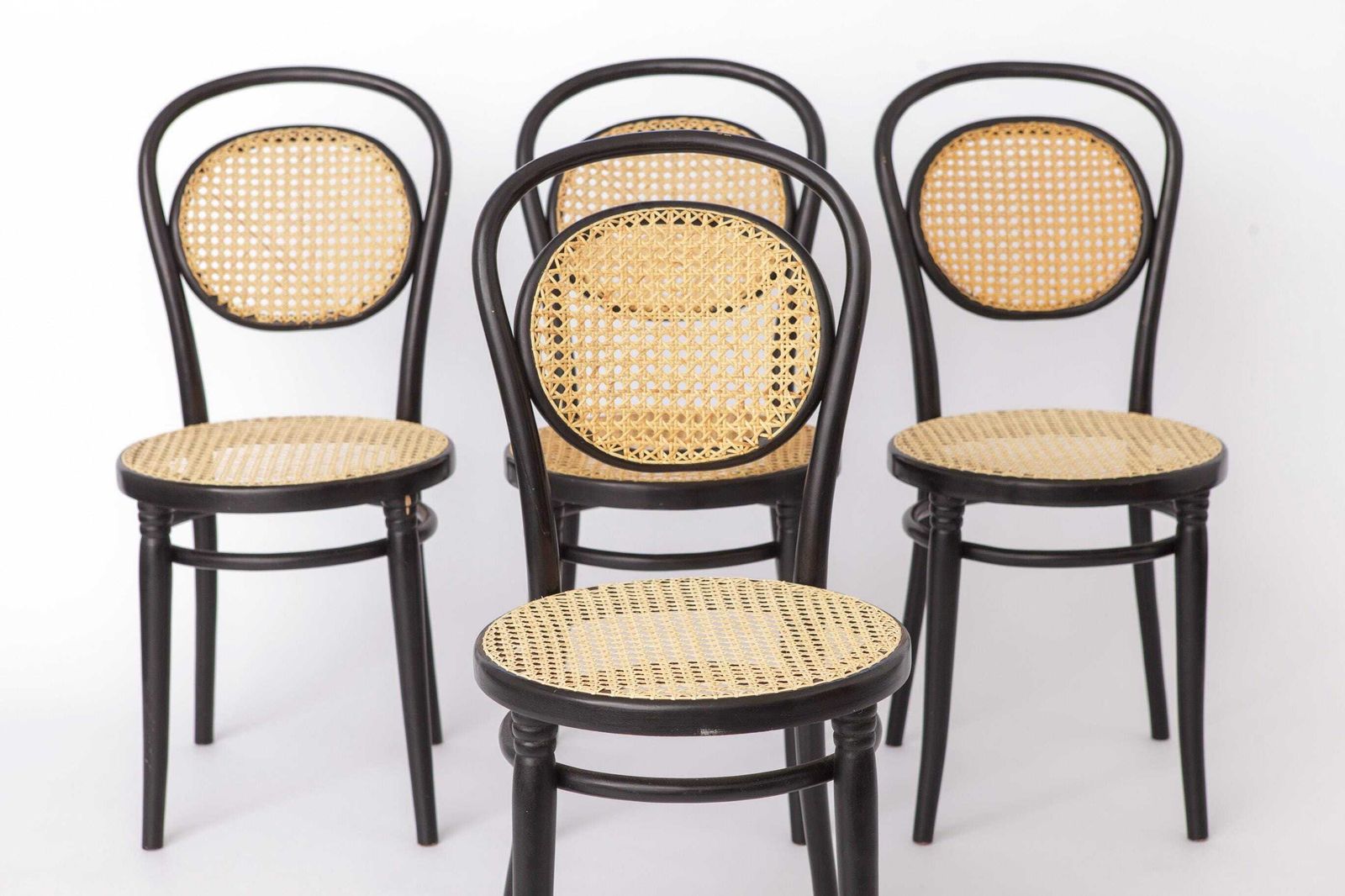 Set van 4 Radomsko Bentwood Stoelen jaren 1960 Zwart Gelakt Beukenhout Vienna Riet Zittingen Vintage Poolse Eetkamerstoelen