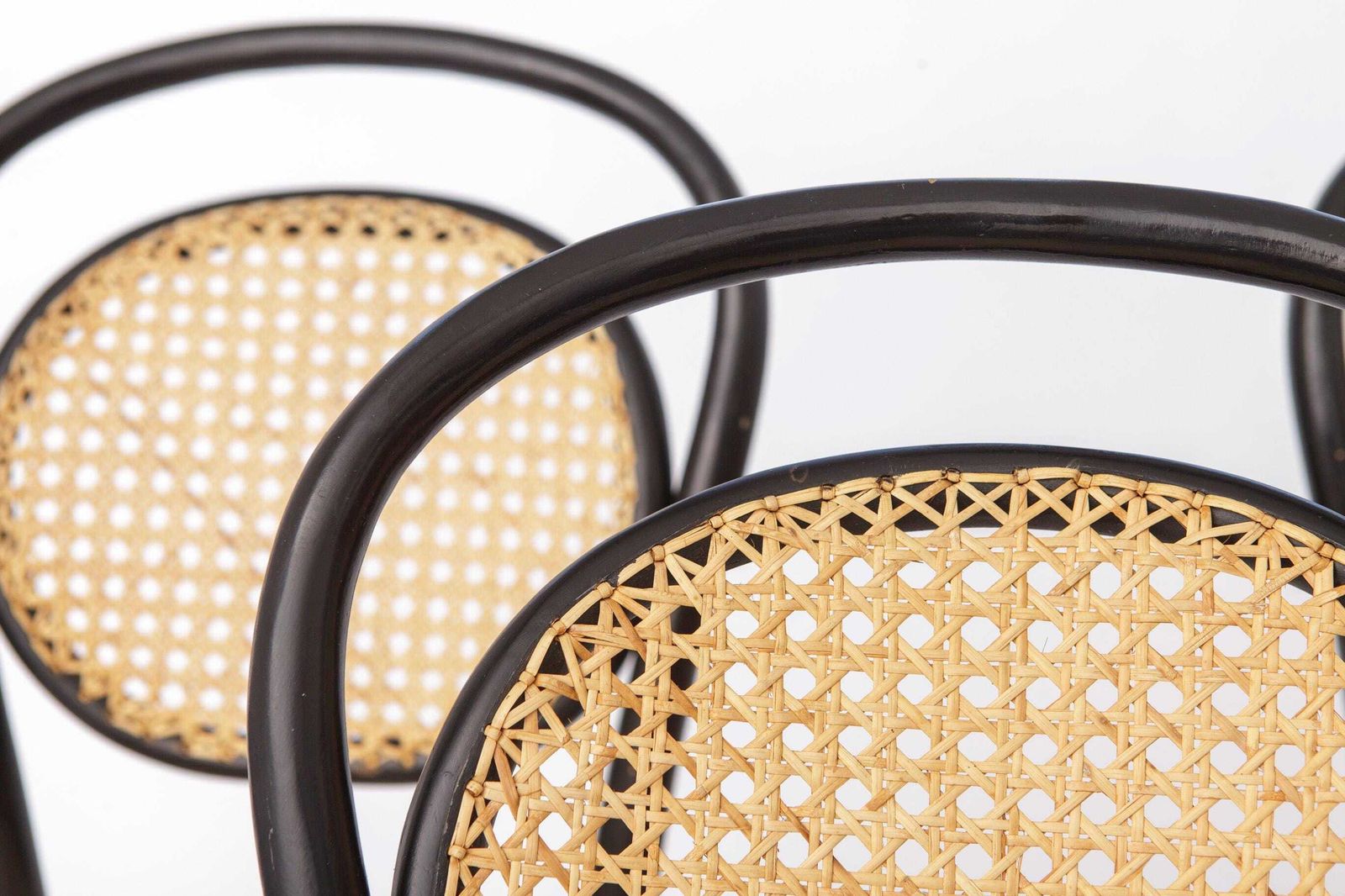 photo furniture Set van 4 Radomsko Bentwood Stoelen jaren 1960 Zwart Gelakt Beukenhout Vienna Riet Zittingen Vintage Poolse Eetkamerstoelen
