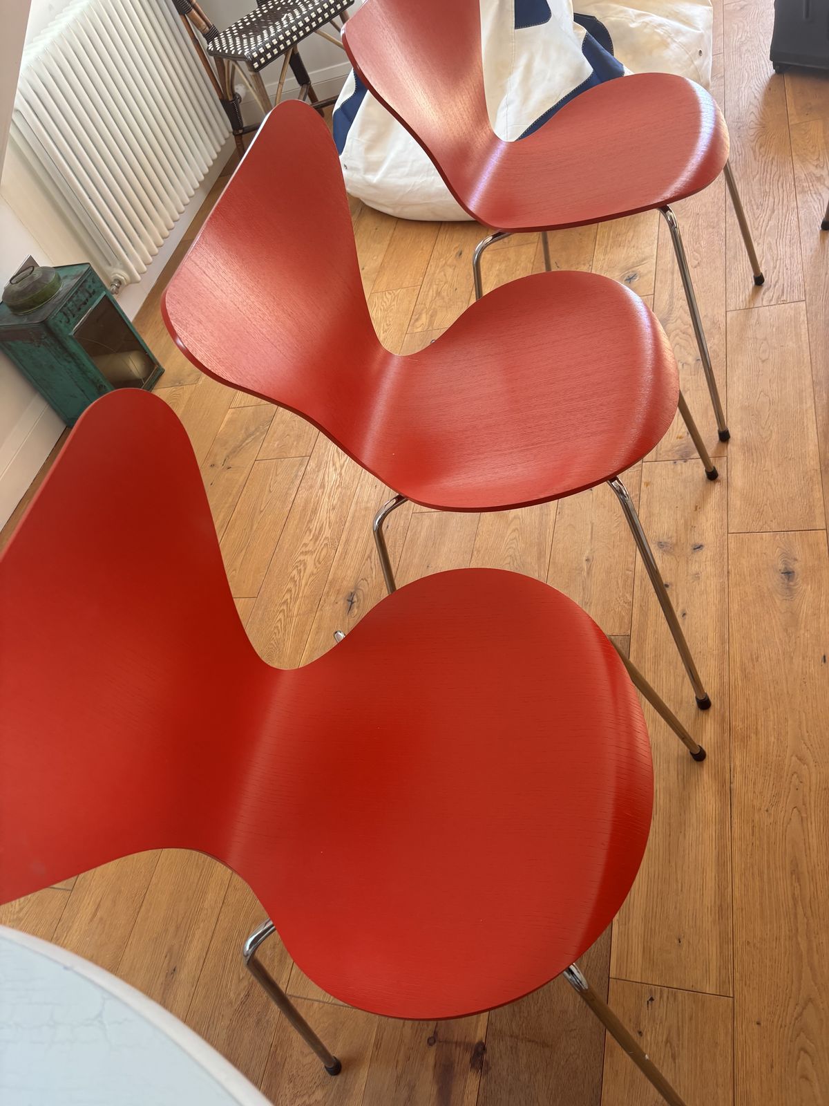 photo for sale Set Of 6 Red Series 7 Chair By Arne Jacobsen For Fritz Hansen