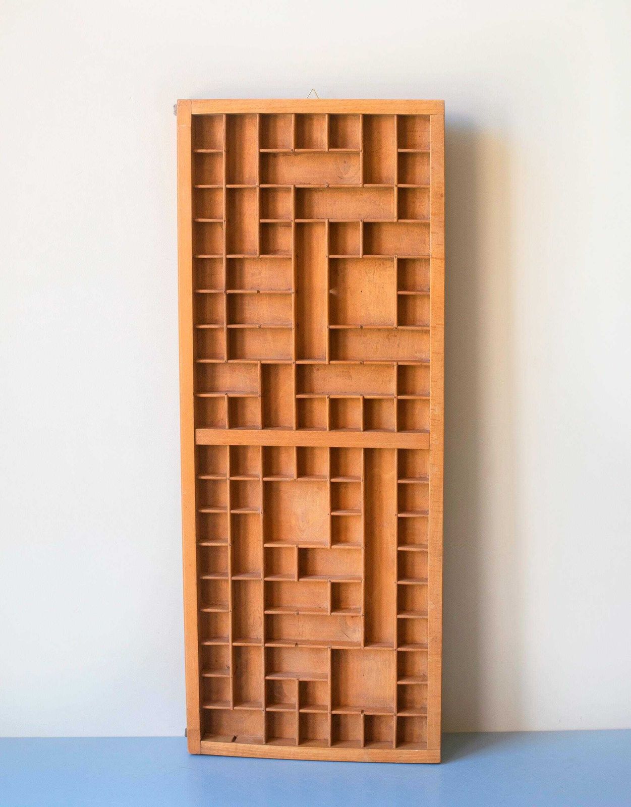 photo furniture Vintage Houten Letterkastje | Zettersbak | Wanddisplay Voor Miniaturen