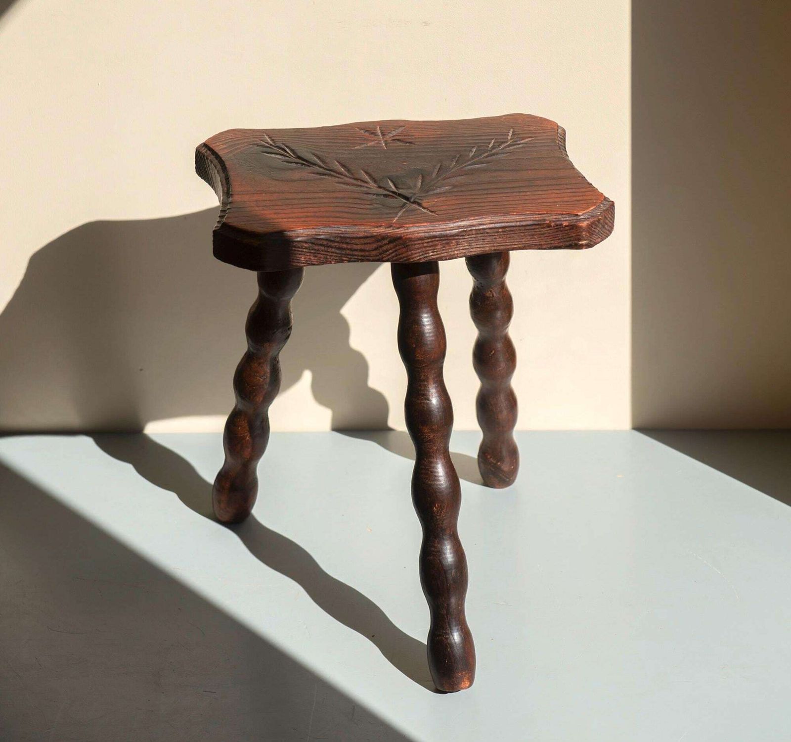 Antiek rustiek bobbin krukje | Handgesneden houten plantenstandaard | Primitief boerenlandse voetenbank