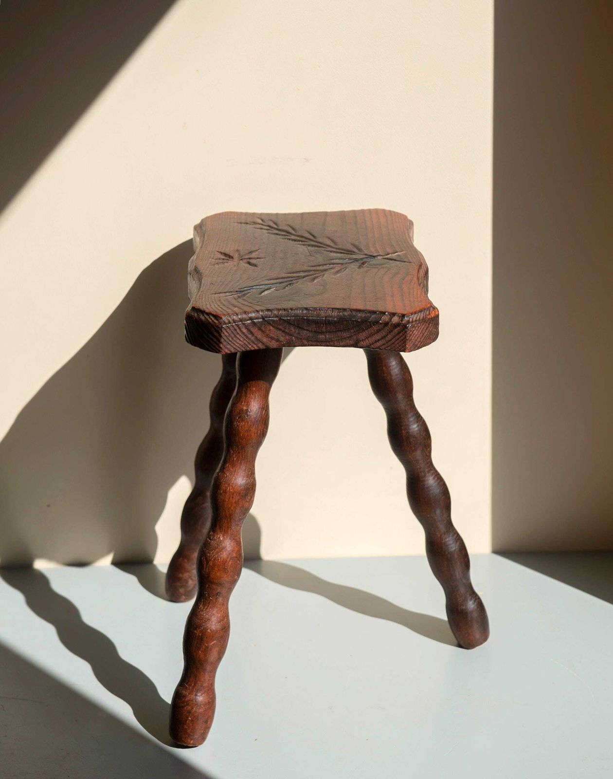 Tabouret à bobines rustique d'époque, support à plantes en bois sculpté à la main, tabouret repose-pieds de style campagnard photo Décoration