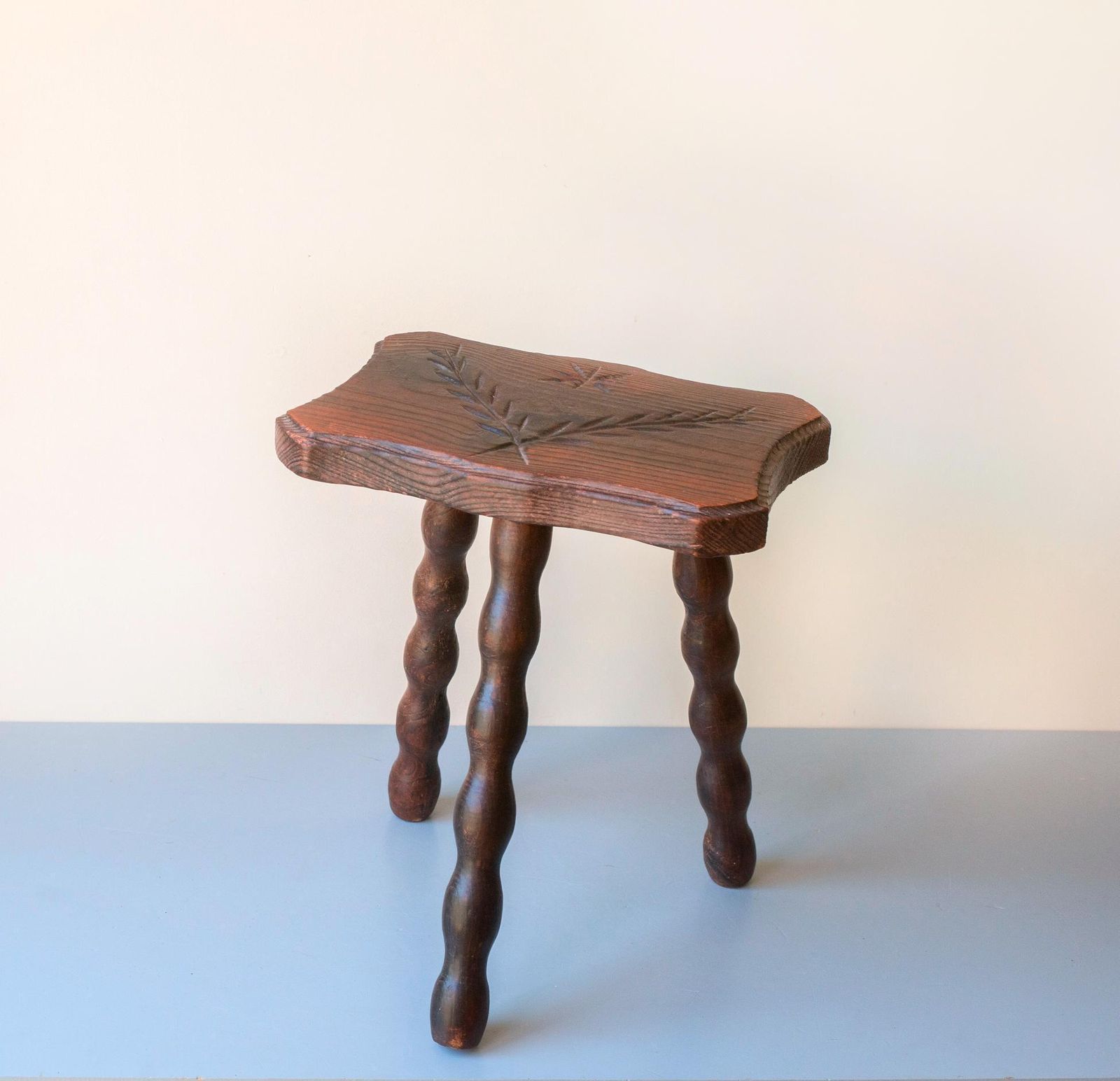 Tabouret à bobines rustique d'époque, support à plantes en bois sculpté à la main, tabouret repose-pieds de style campagnard photo vintage