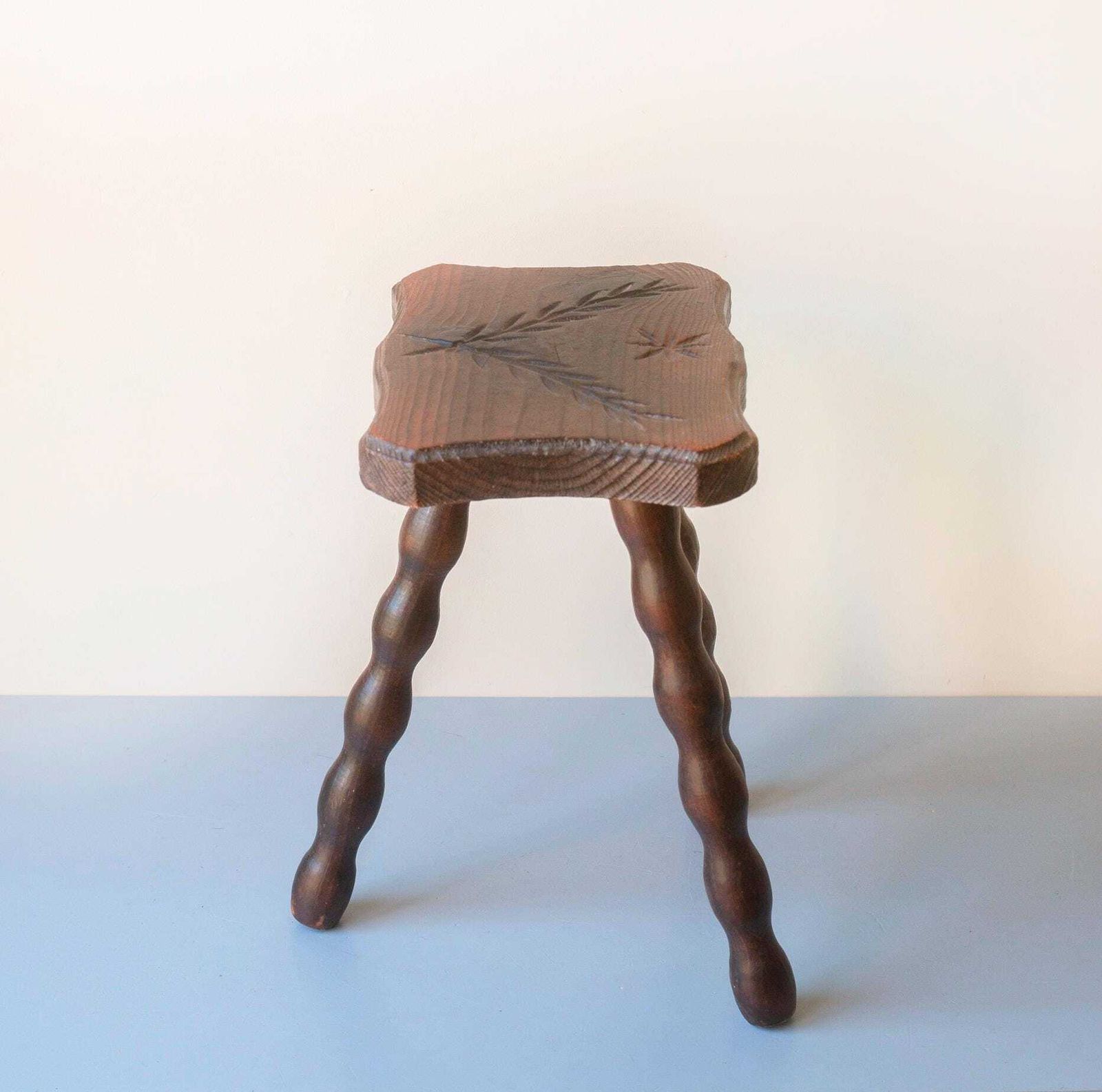 photo furniture Antiek Rustiek Bobbin Krukje | Handgesneden Houten Plantenstandaard | Primitief Boerenlandse Voetenbank