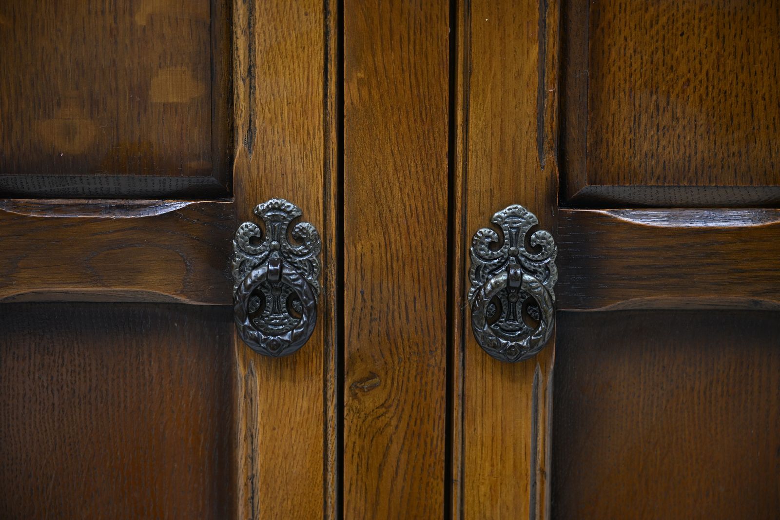 photo vintage Old Charm Court Cupboard Oak Tudor Style Free Uk Delivery.