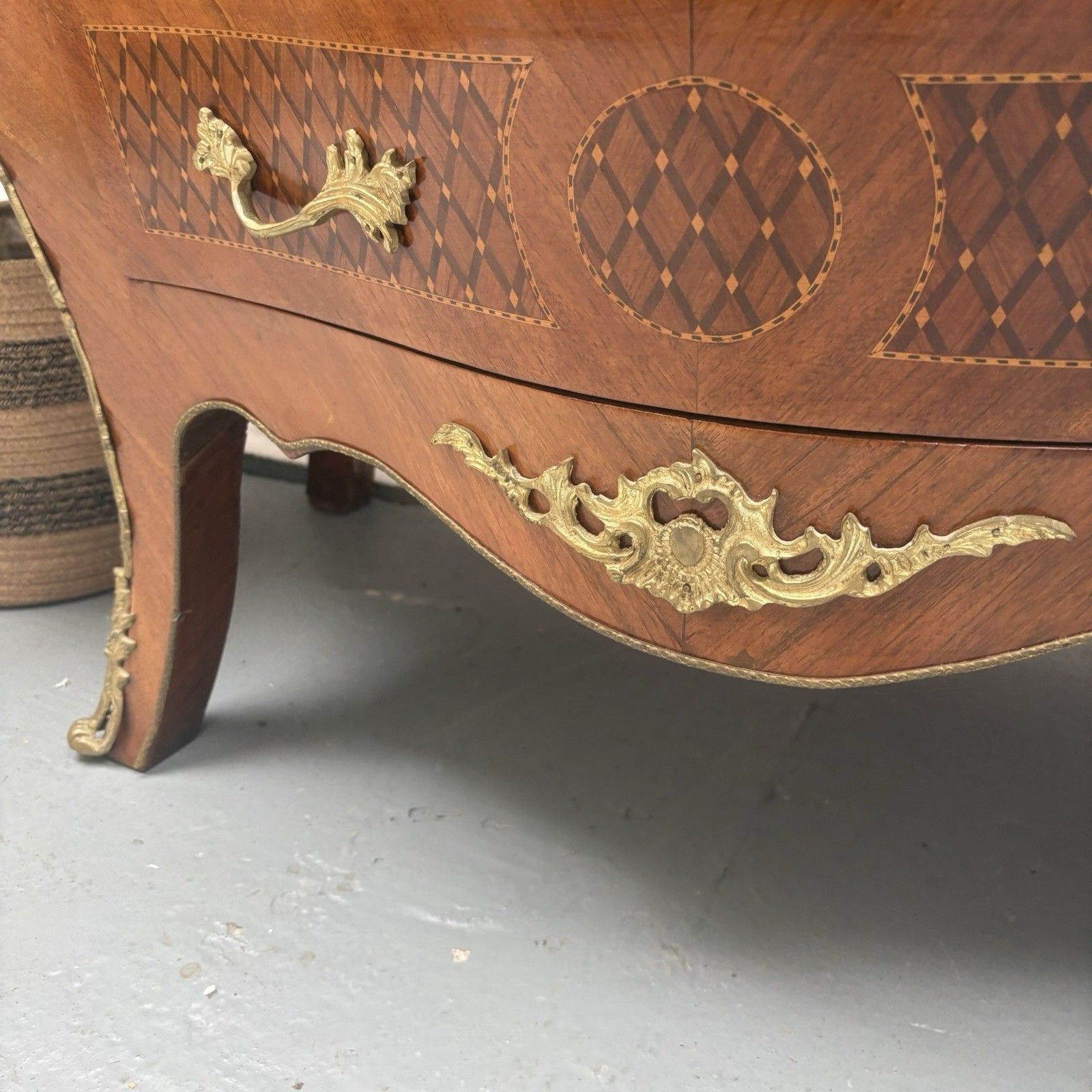 photo vinterior Antique French Louis XV Style Marble Top Bombe Commode Chest Of Three Drawers