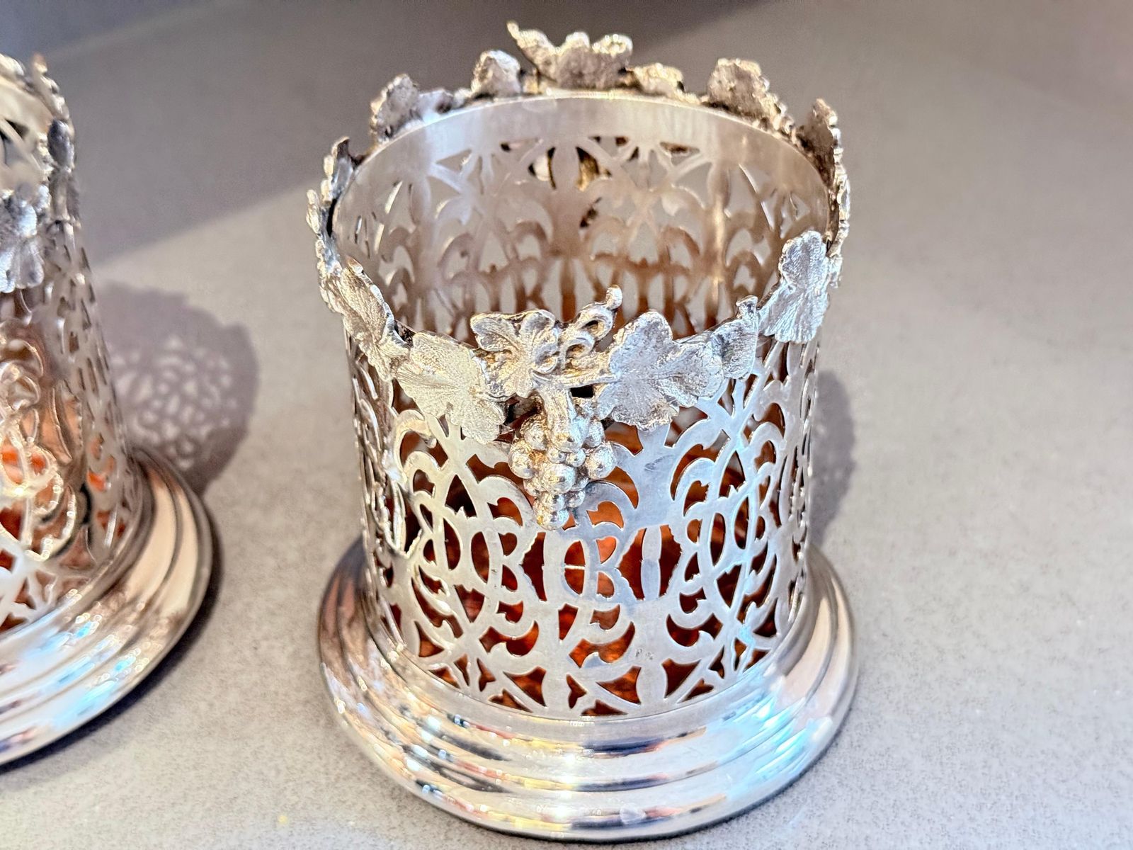 Paire de porte-bouteilles à vin en métal argenté avec décor de vigne et raisins, art de la table photo vintage