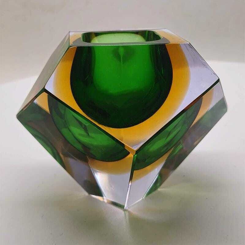 Cendrier / coupe asymétrique multifacettes en verre de Murano, années 1960. Fabriqué à Murano, Italie photo for sale