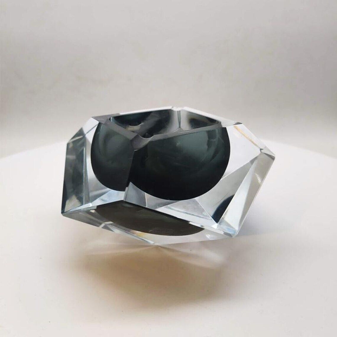Cendrier ou vide-poche en verre de Murano, années 1960, par Flavio Poli pour Seguso. Fabriqué en Italie. 14 cm / 5,51 pouces photo for sale