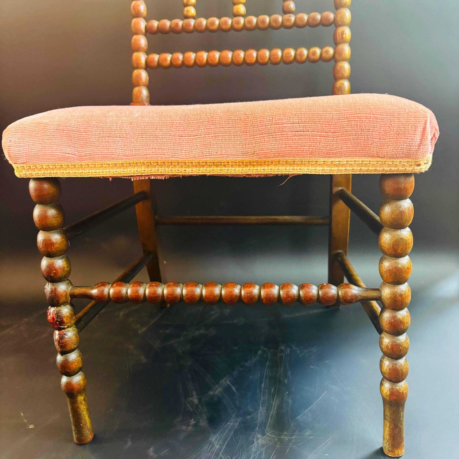 Antieke Victoriaanse kinderstoel met bobbinwerk | 19e eeuw, gedraaid hout | Reparatie aan poot photo vinterior
