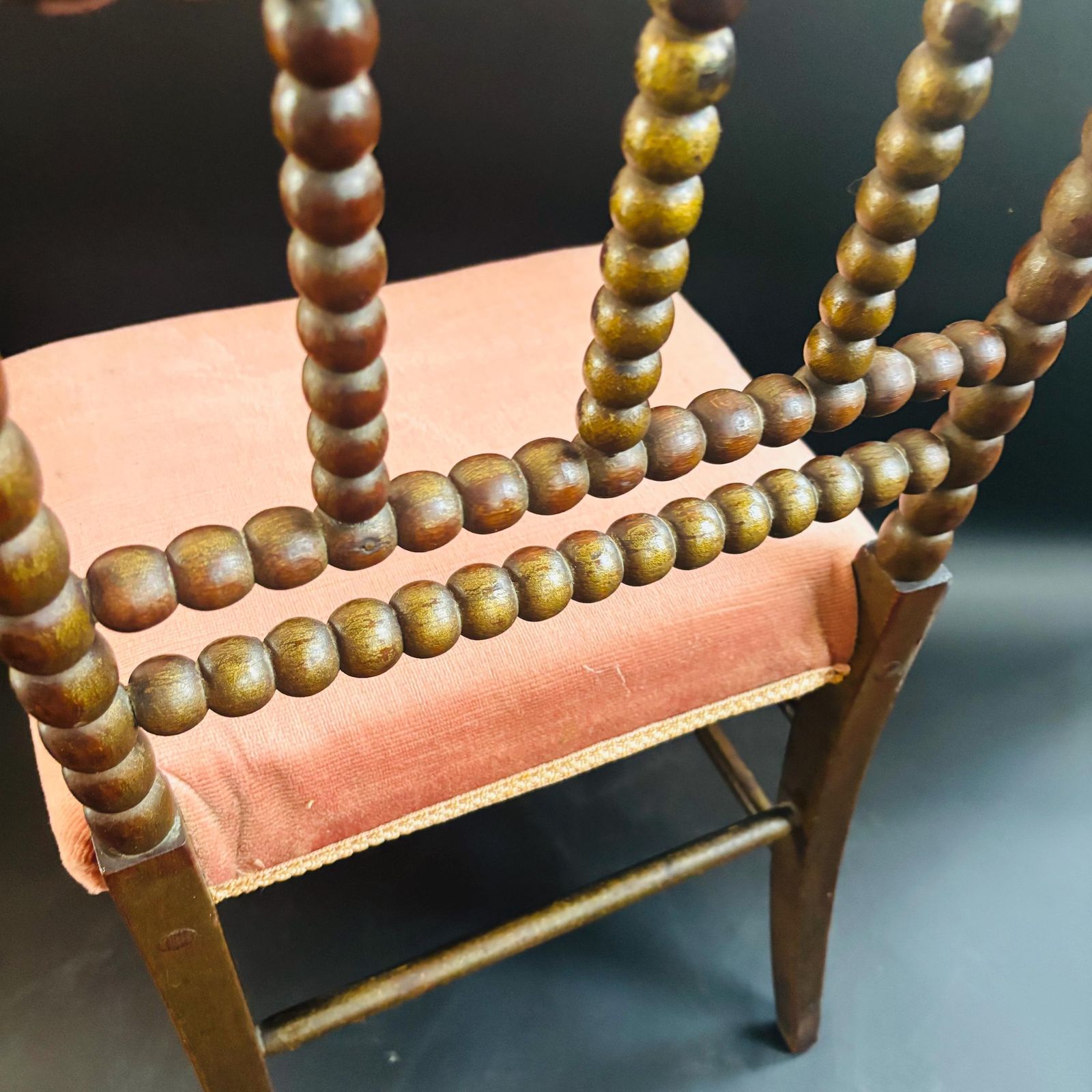 photo for sale Antieke Victoriaanse kinderstoel met bobbinwerk | 19e eeuw, gedraaid hout | Reparatie aan poot