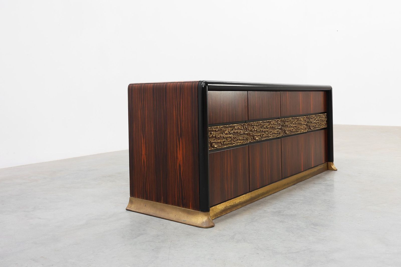 Brutalist Sculptural Wood And Brass Credenza, Italy, 1970s photo vintage