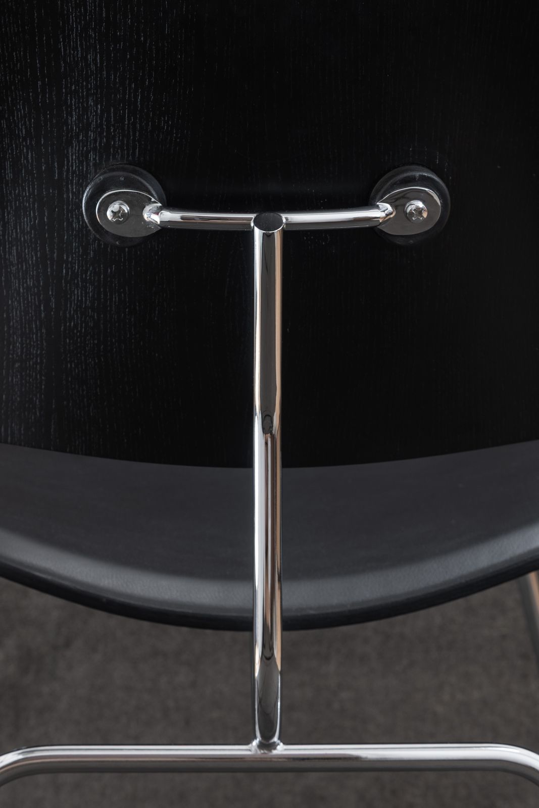photo vinterior Vitra Eames Lcm Lounge Chair In Black Ash & Black Leather