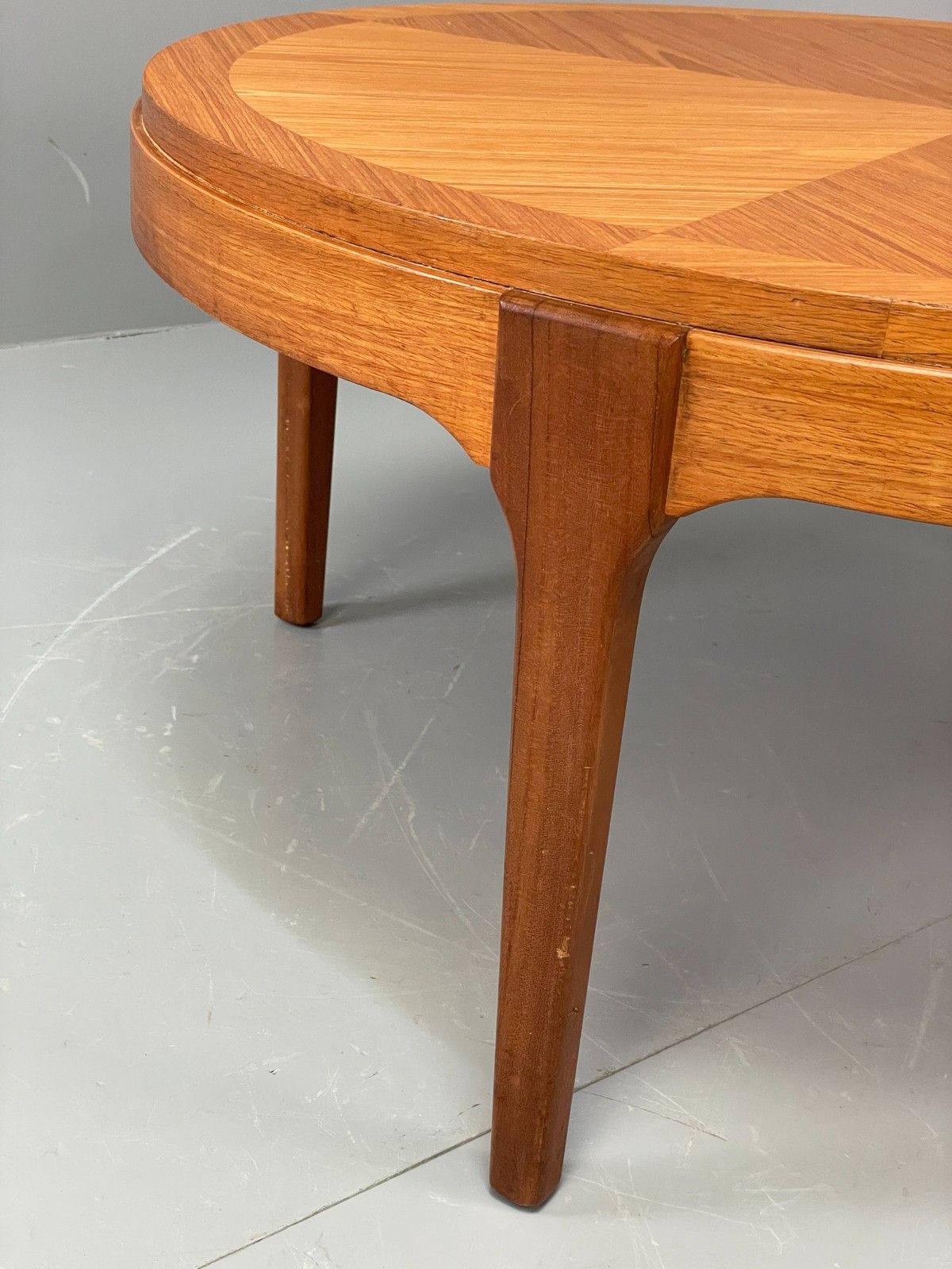 photo vintage Vintage Circular Coffee Table By Stonehill 1960s Retro Teak Quartered Eb12200