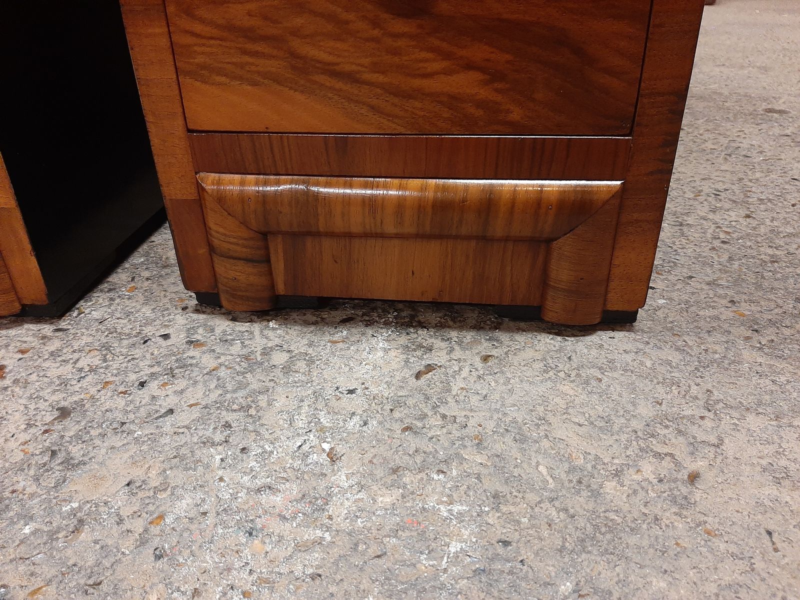 Lovely Pair Of Art Deco Walnut Bedside Cabinets In Very Good Condition photo vinterior