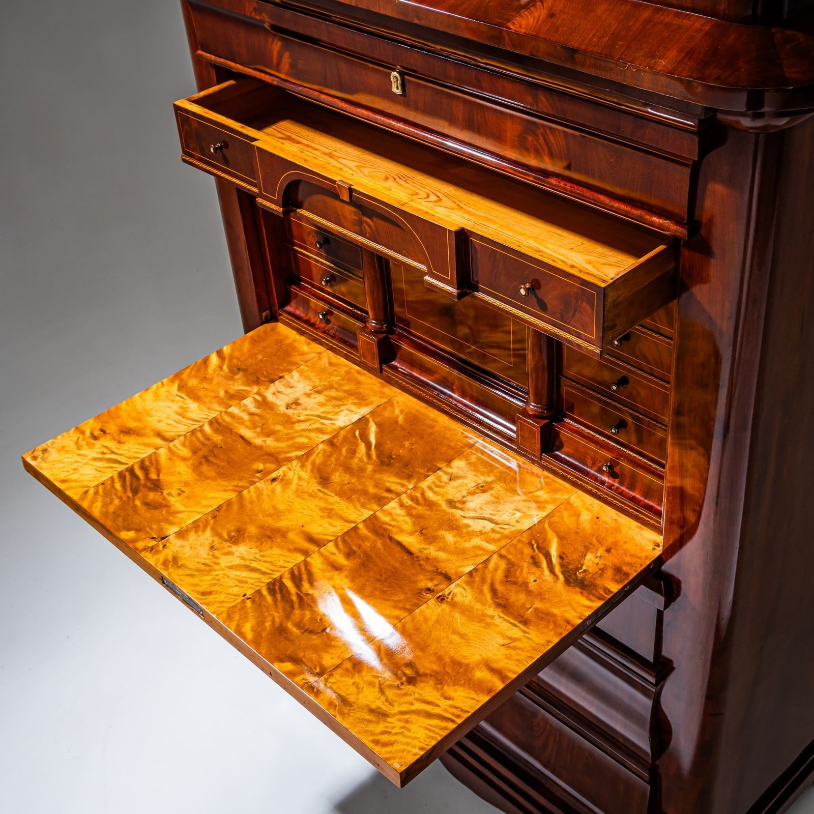 photo furniture Biedermeier secretairkast in mahonie, ca. 1830