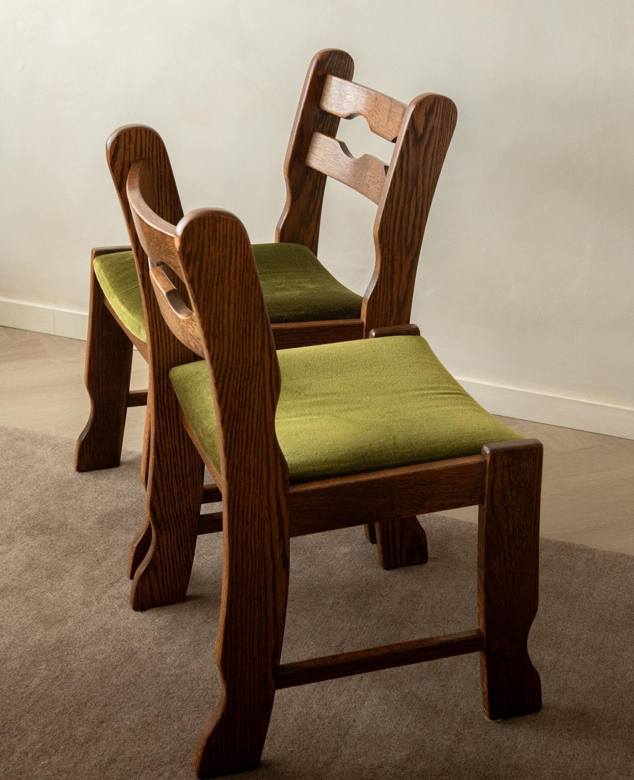 Brutalist Oak Razorback Dining Chairs With Green Velvet, 1970s, Set Of 4 photo for sale