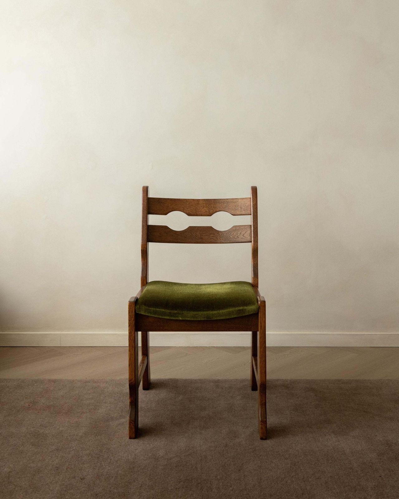 photo furniture Brutalist Oak Razorback Dining Chairs With Green Velvet, 1970s, Set Of 4