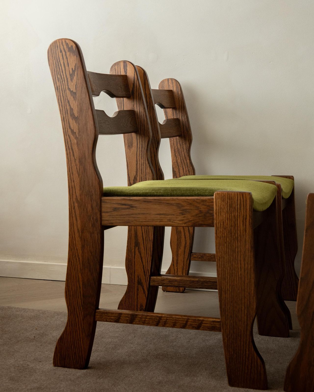 Furniture Brutalist Oak Razorback Dining Chairs With Green Velvet, 1970s, Set Of 4 photo