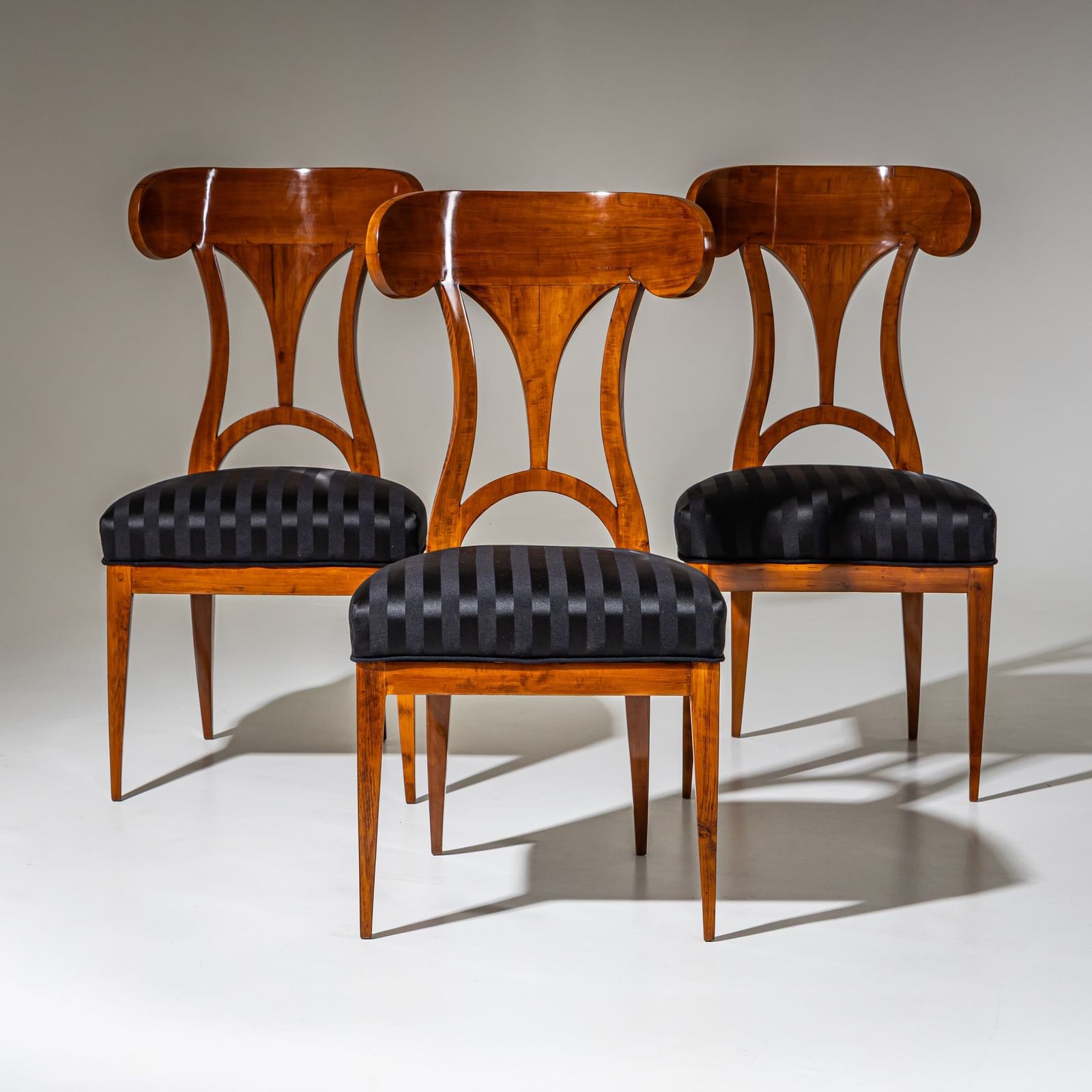 Set van zes Biedermeier-stoelen met schepvormige rugleuning, ca. 1820 photo 6940.0