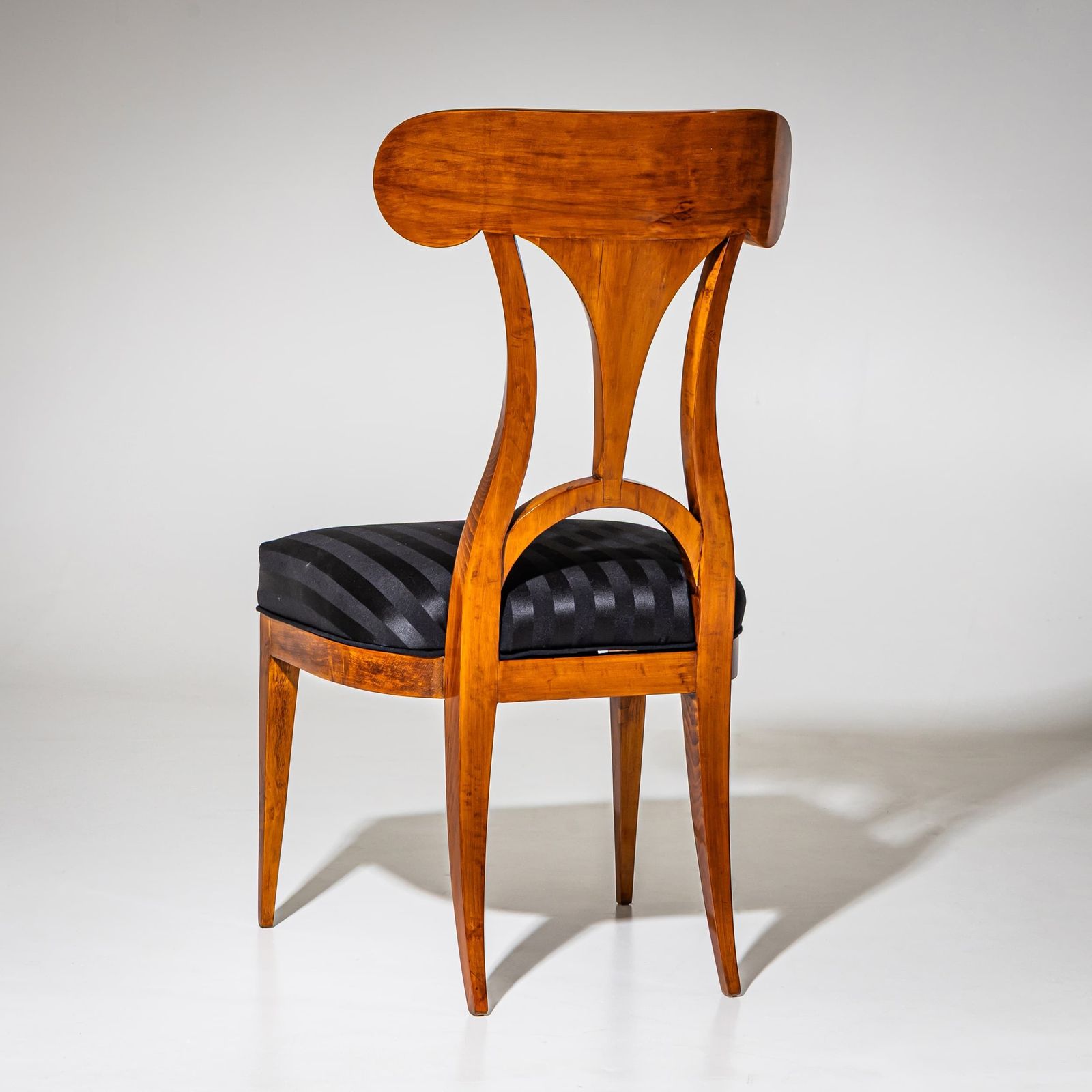 photo furniture Set van zes Biedermeier-stoelen met schepvormige rugleuning, ca. 1820