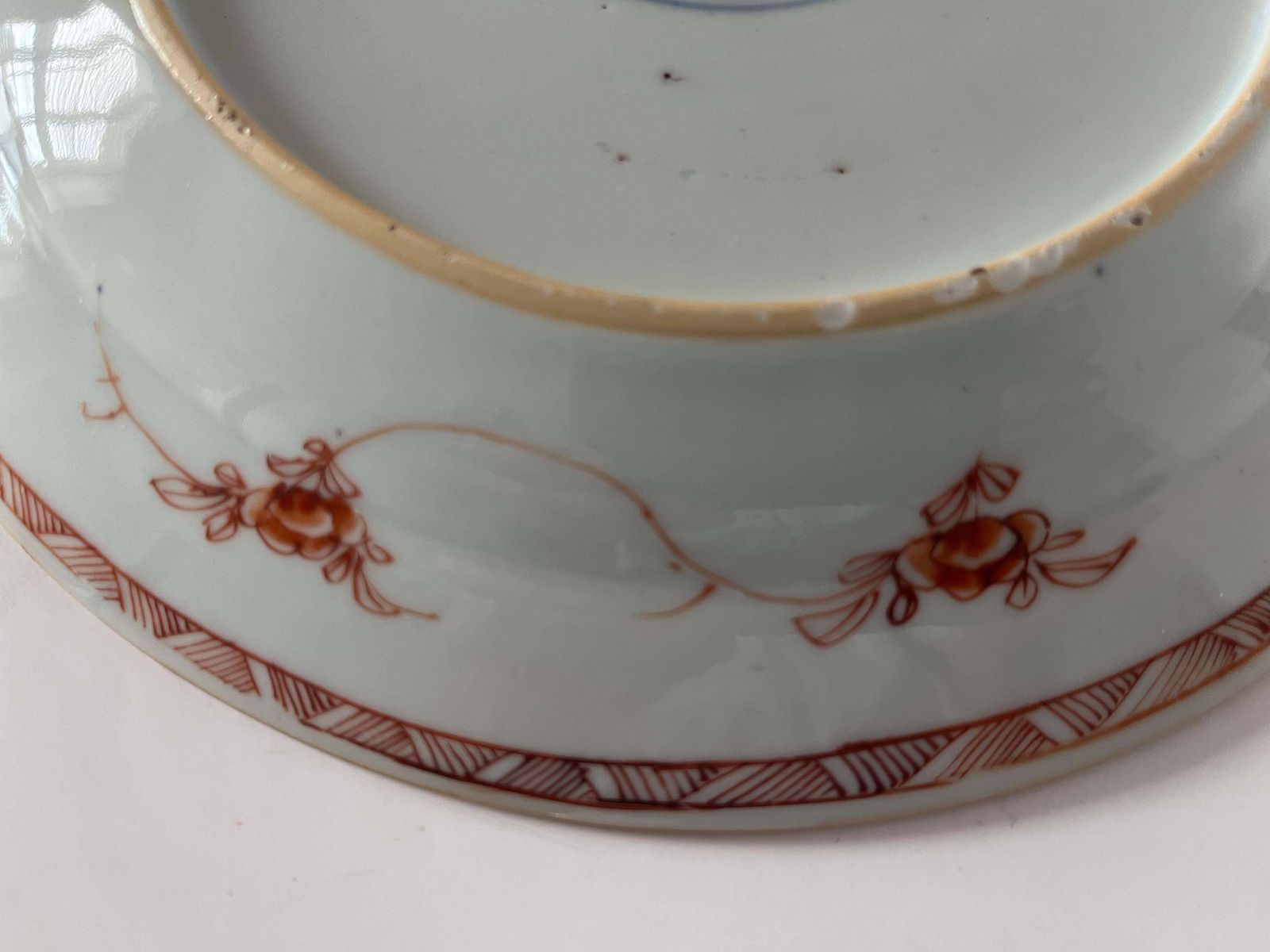 Woonaccessoires Chinees Kangxi-periode Famille Verte-bord met Kakiemon-pruimenbloesemdesign, ca. 1690 photo