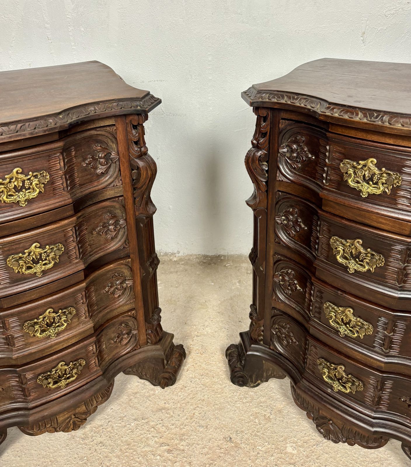 photo furniture Paar gesneden houten nachtkastjes, jaren 1930