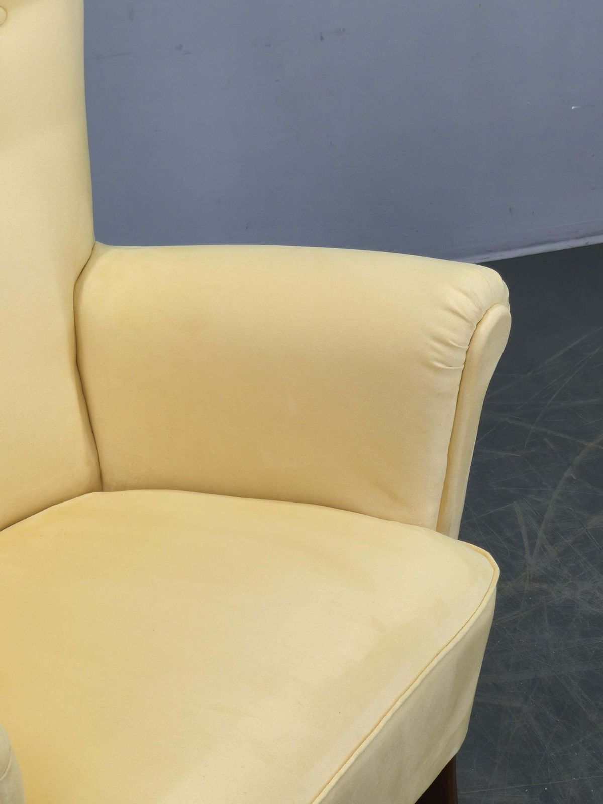 photo for sale Deense fauteuil met hoge vleugelleuning, ca. jaren 1950 – opnieuw bekleed