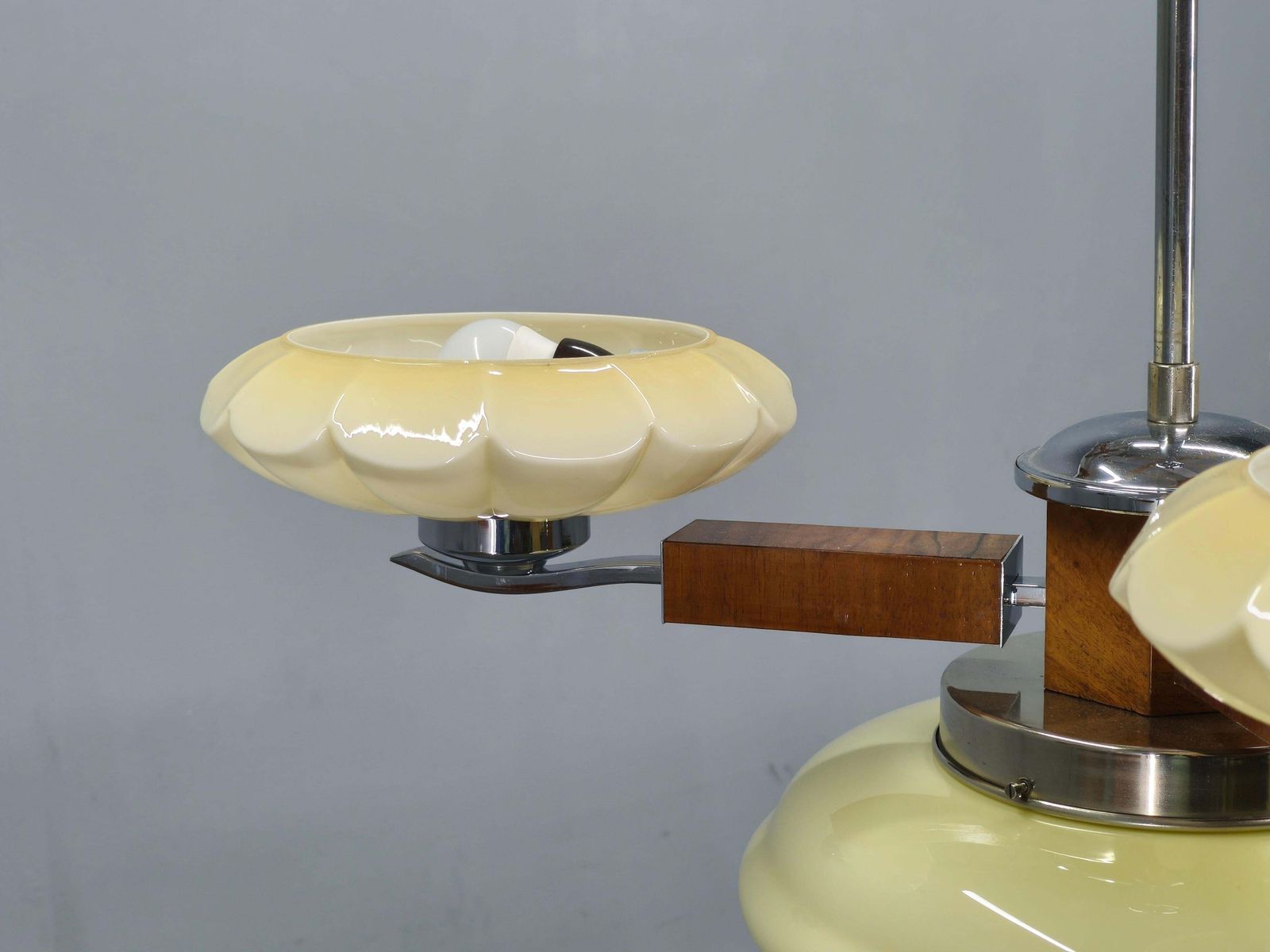 Art Deco Hanglamp uit de jaren 1940 – Tsjecho-Slowakije – Walnoot, Chroom en Glas photo Verlichting