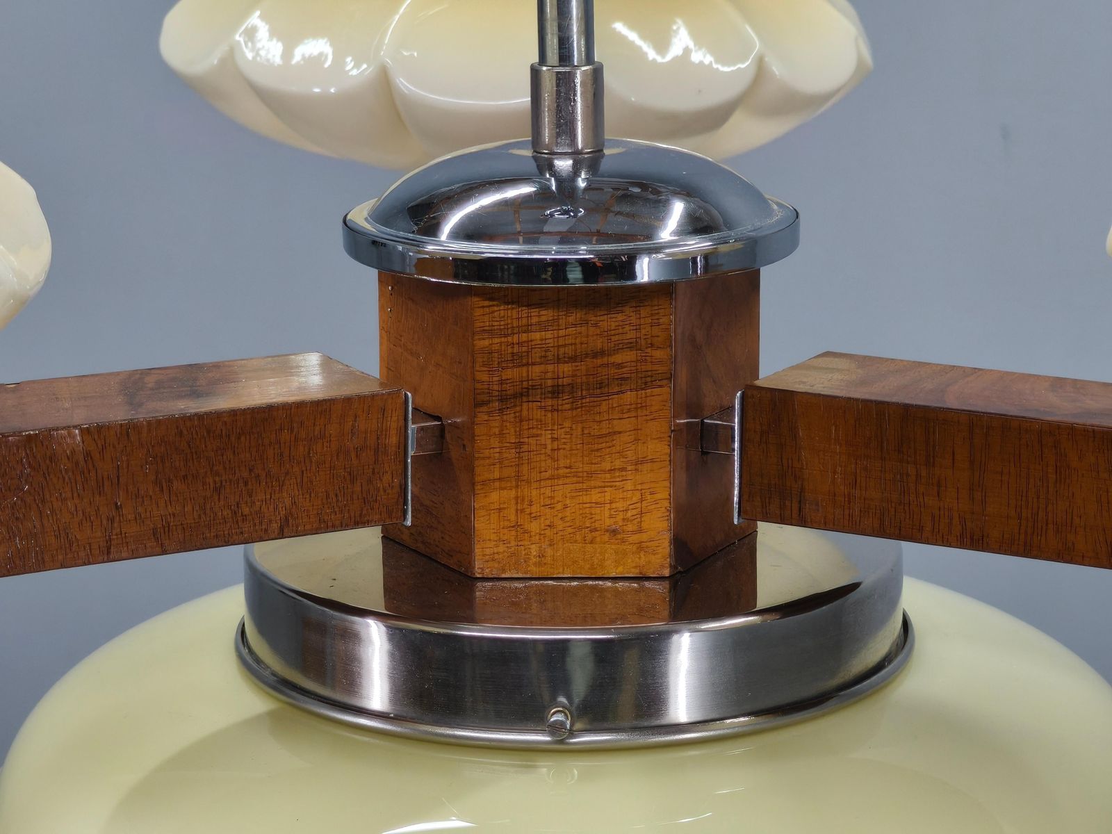 Art Deco Hanglamp uit de jaren 1940 – Tsjecho-Slowakije – Walnoot, Chroom en Glas photo vintage