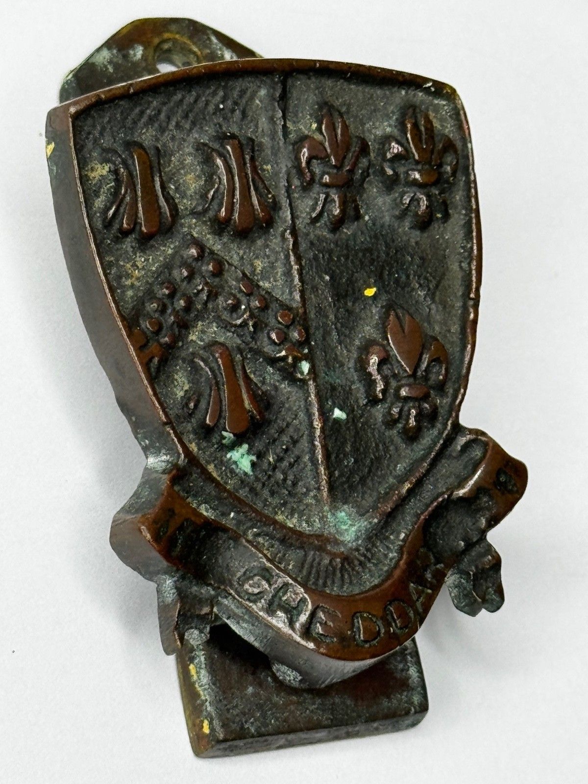Begin 20e eeuw bronzen deurklopper uit Cheddar, heraldisch wapenschild met Fleur De Lys, ca. 1925 photo furniture