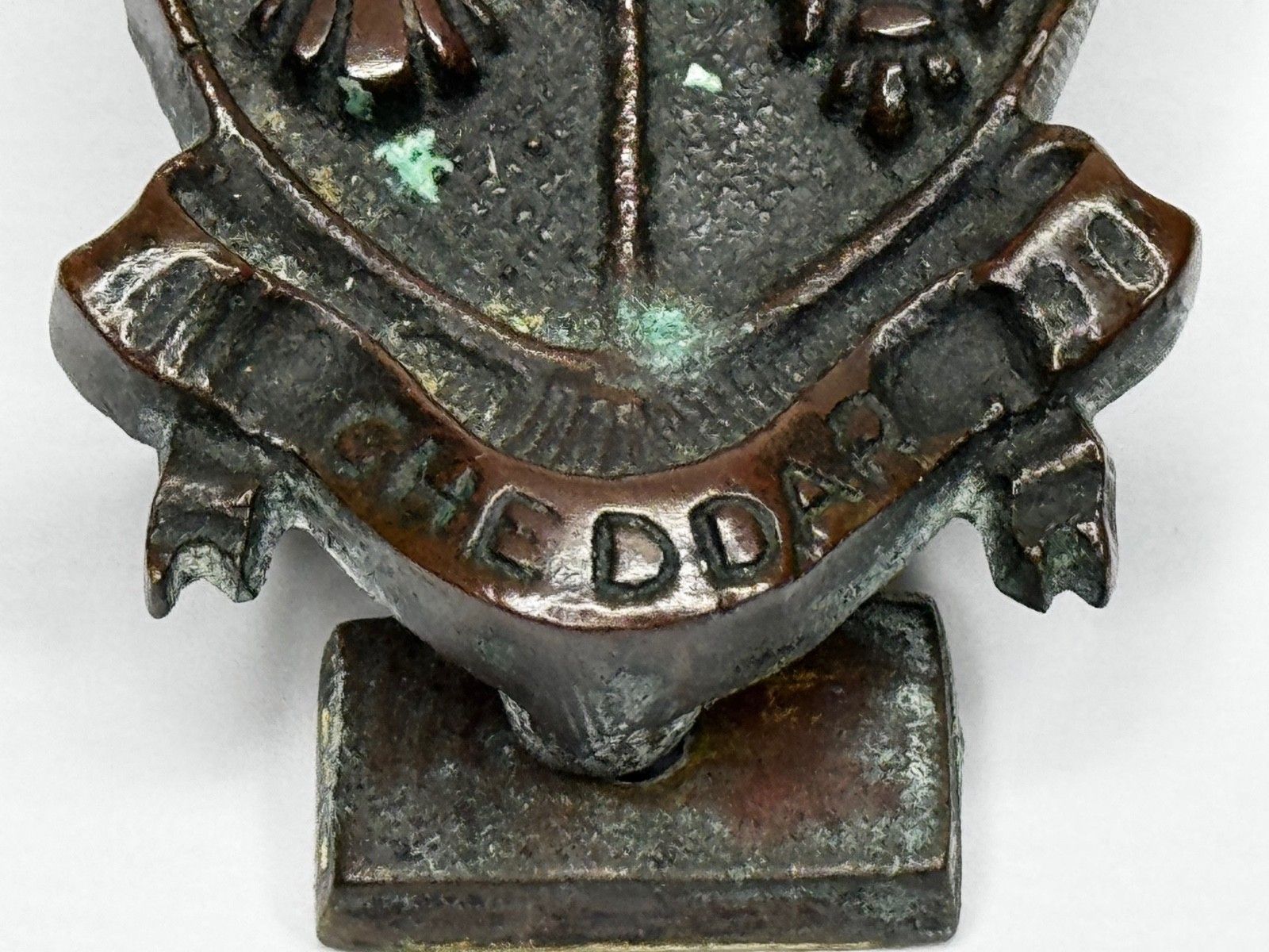 photo for sale Begin 20e eeuw bronzen deurklopper uit Cheddar, heraldisch wapenschild met Fleur De Lys, ca. 1925