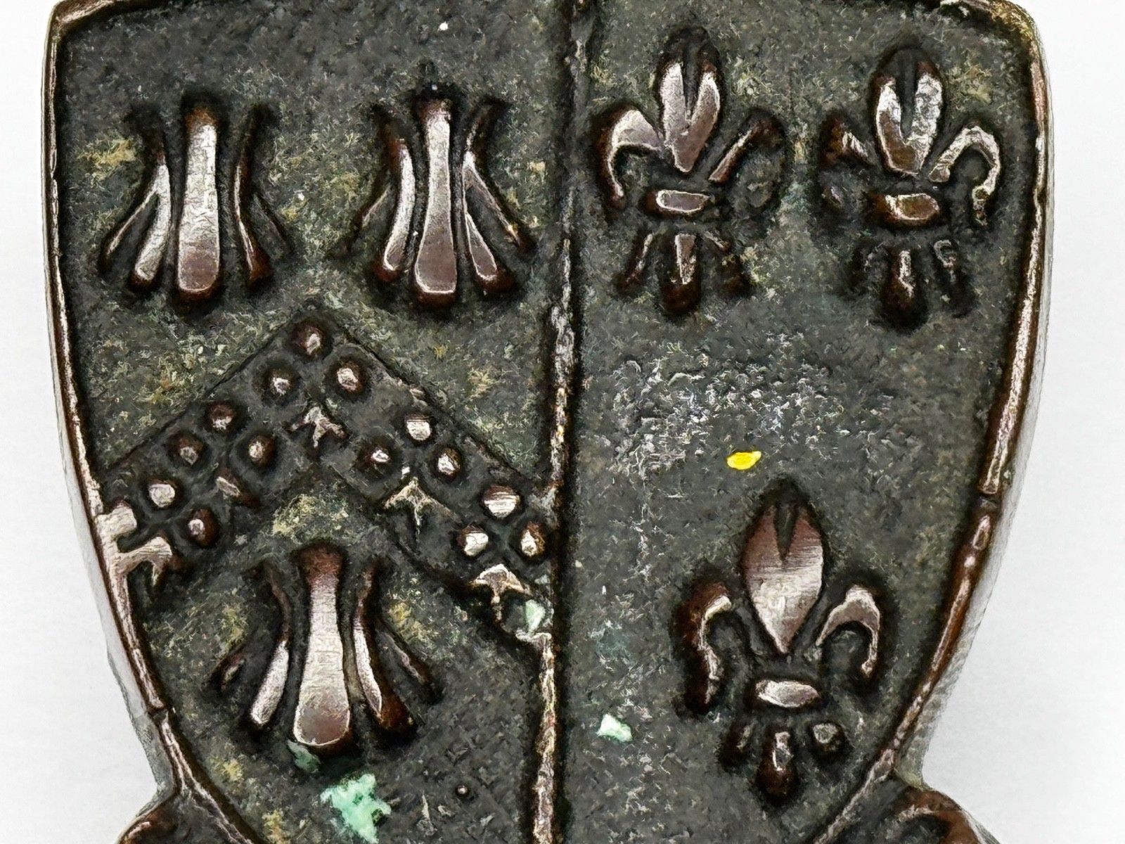 Bouwonderdelen Begin 20e eeuw bronzen deurklopper uit Cheddar, heraldisch wapenschild met Fleur De Lys, ca. 1925 photo