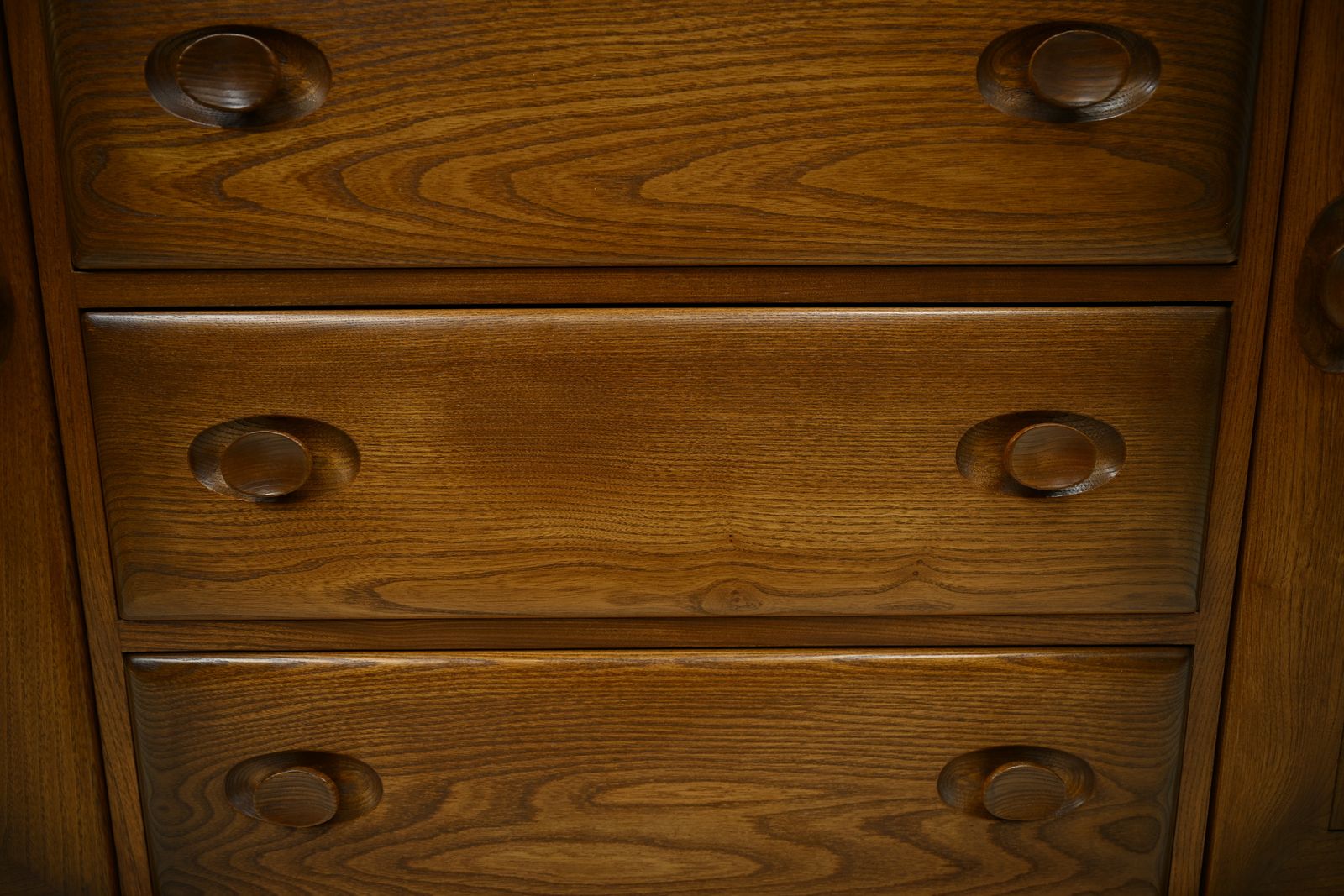 photo vintage Ercol Windsor Sideboard Model Number 455 Golden Dawn Finish Free* Uk Delivery