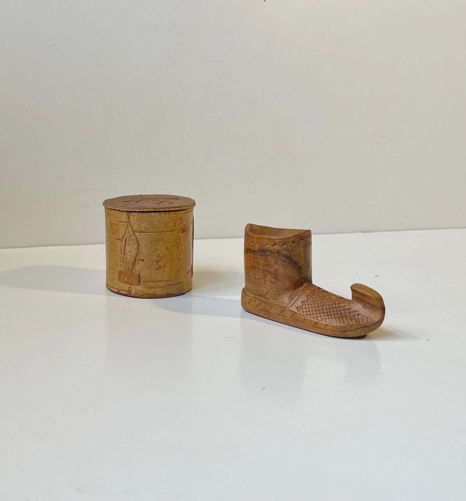 photo for sale Oud Sámi volkskunst berkenbast bewaarbus & houten laars