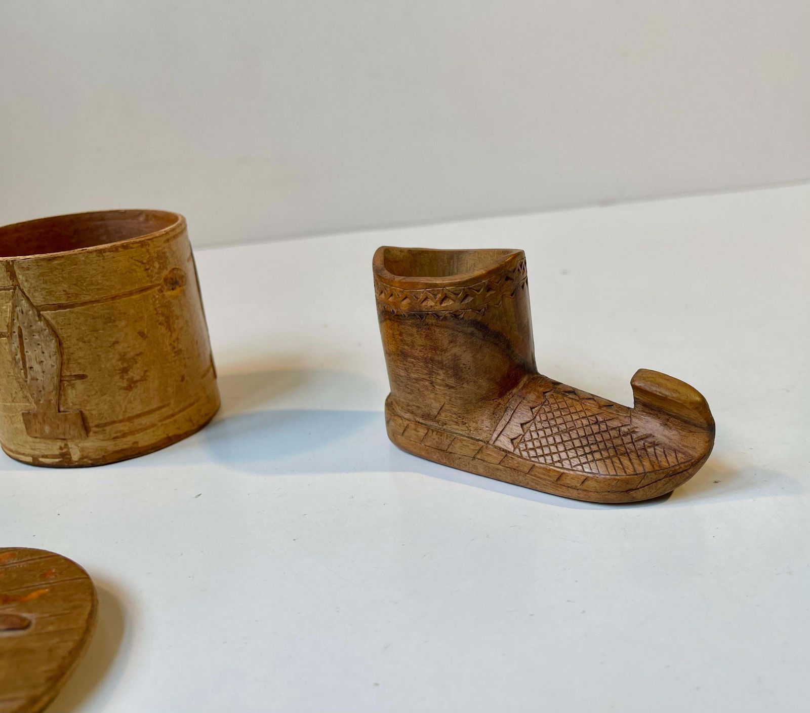 Woonaccessoires Oud Sámi volkskunst berkenbast bewaarbus & houten laars photo