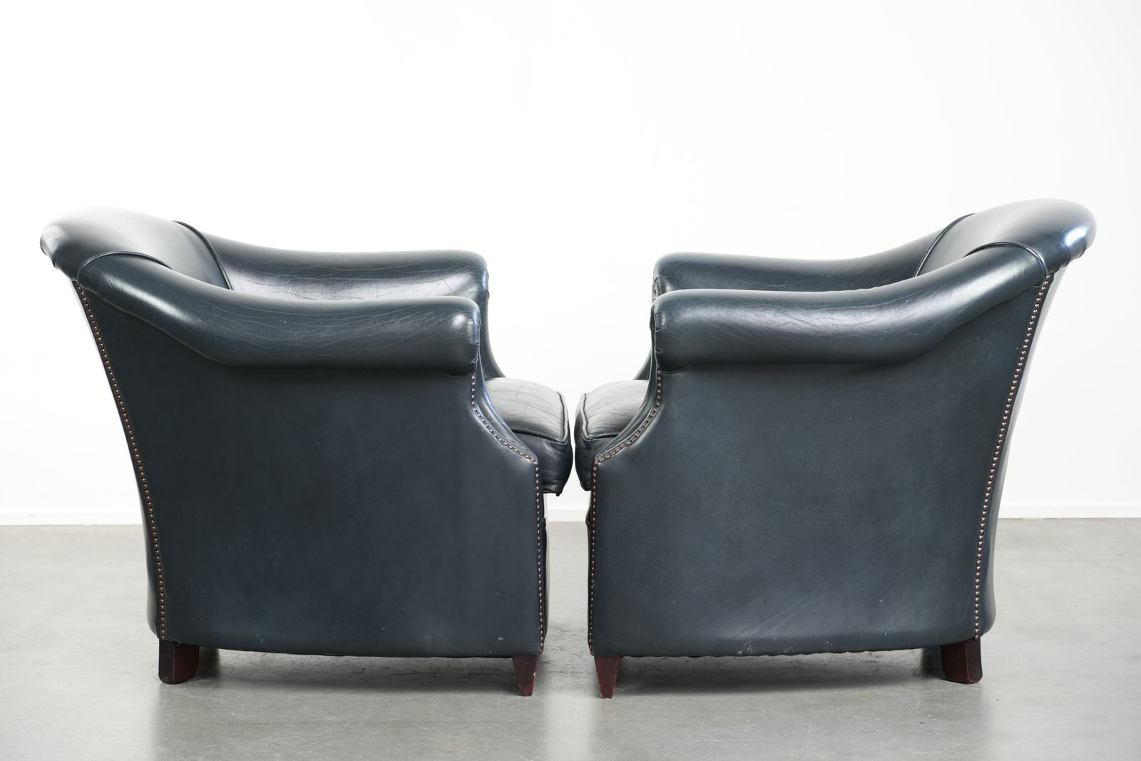 Set van twee donkerblauwe lederen club fauteuils met een tijdloos design photo furniture