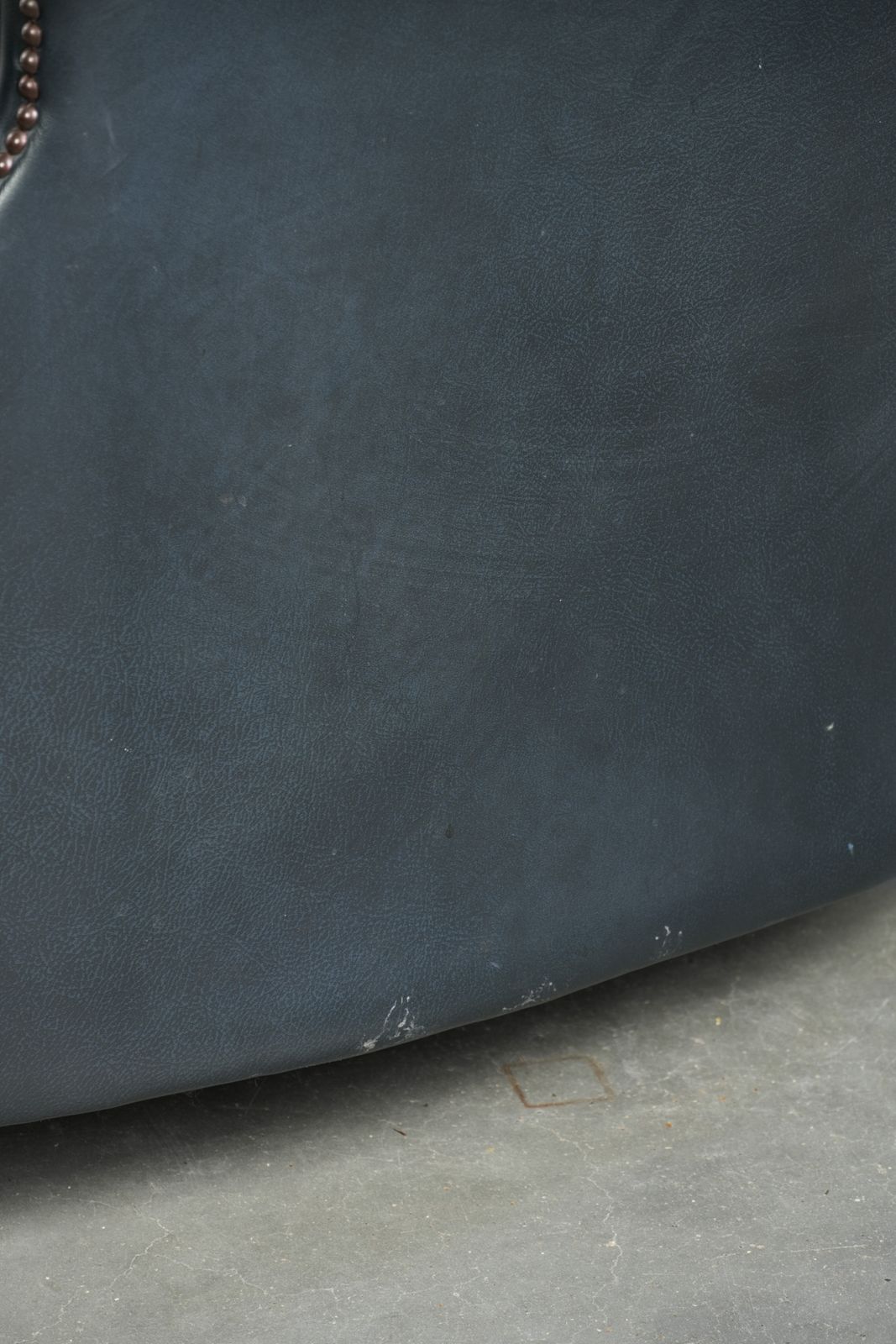 photo vinterior Mooie en comfortabele donkerblauwe lederen club fauteuil met een uniek en tijdloos design