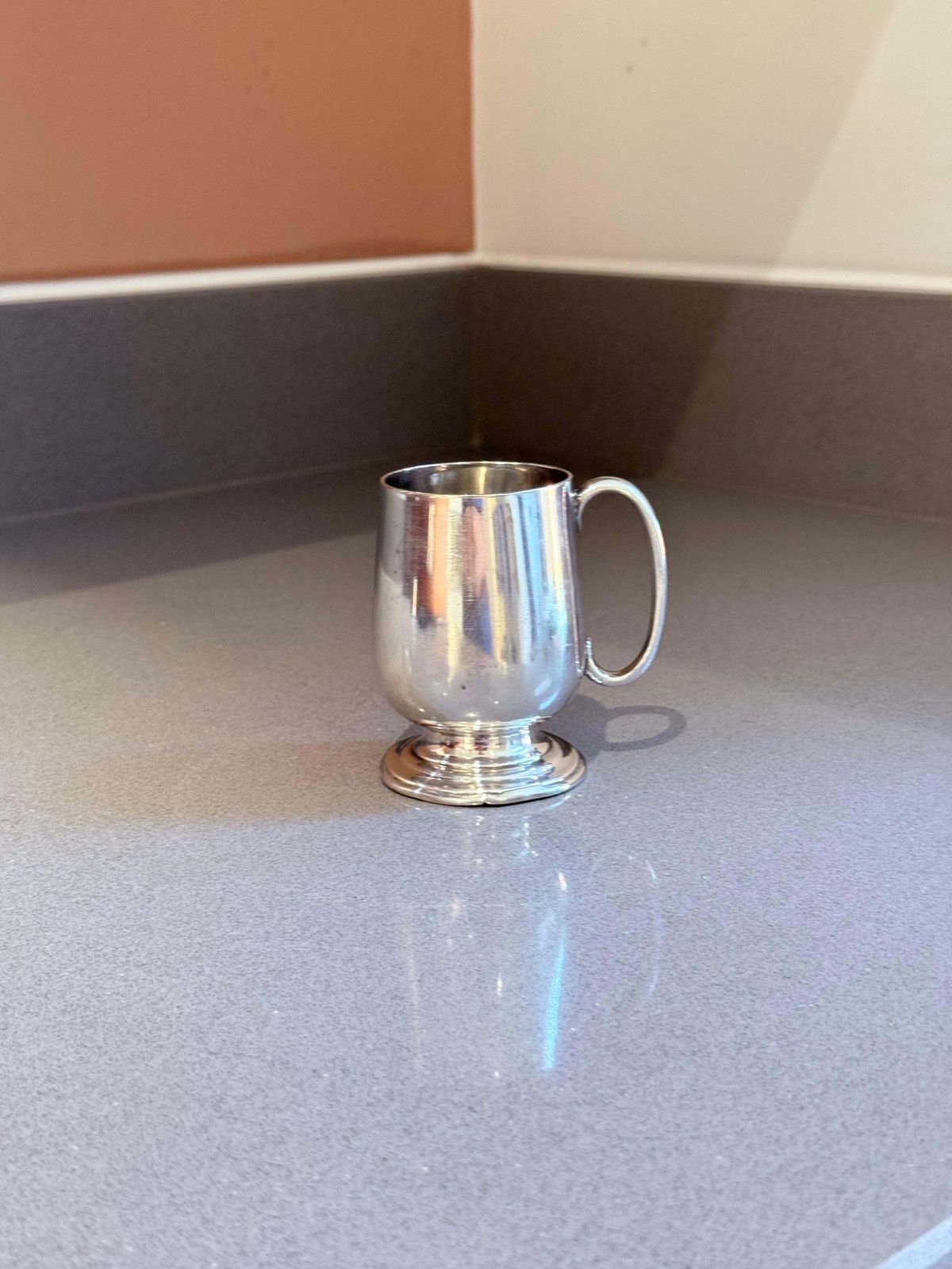 Vintage Engelse verzilverde tankard mok, elegante voet, pewter stijl theekop photo furniture